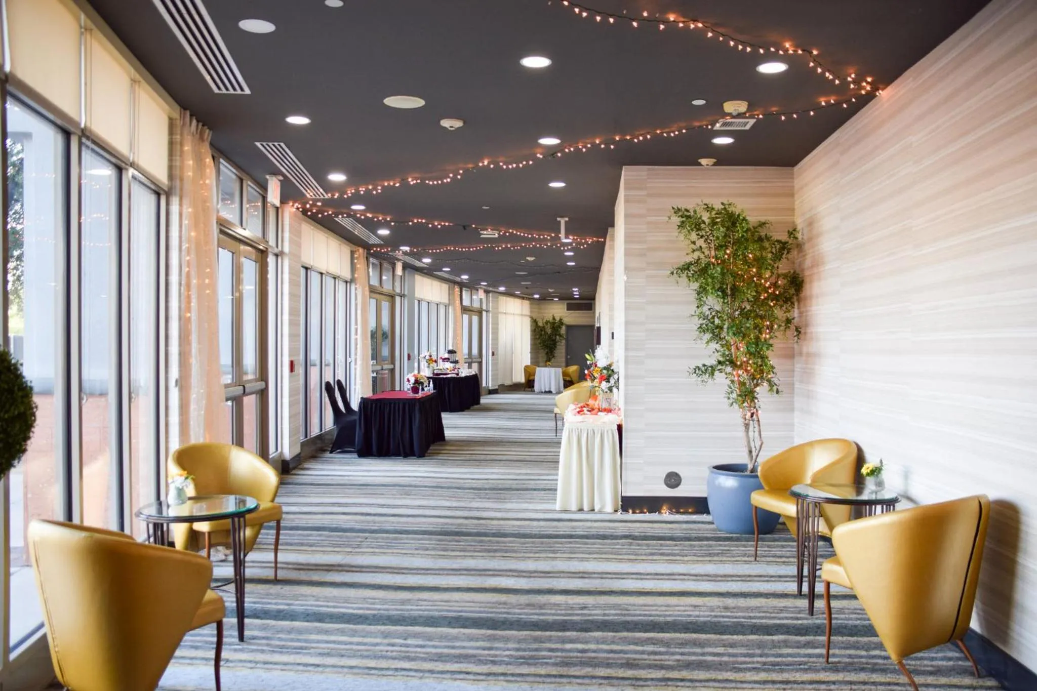 Meeting/conference room in Holiday Inn & Suites Phoenix Airport by IHG