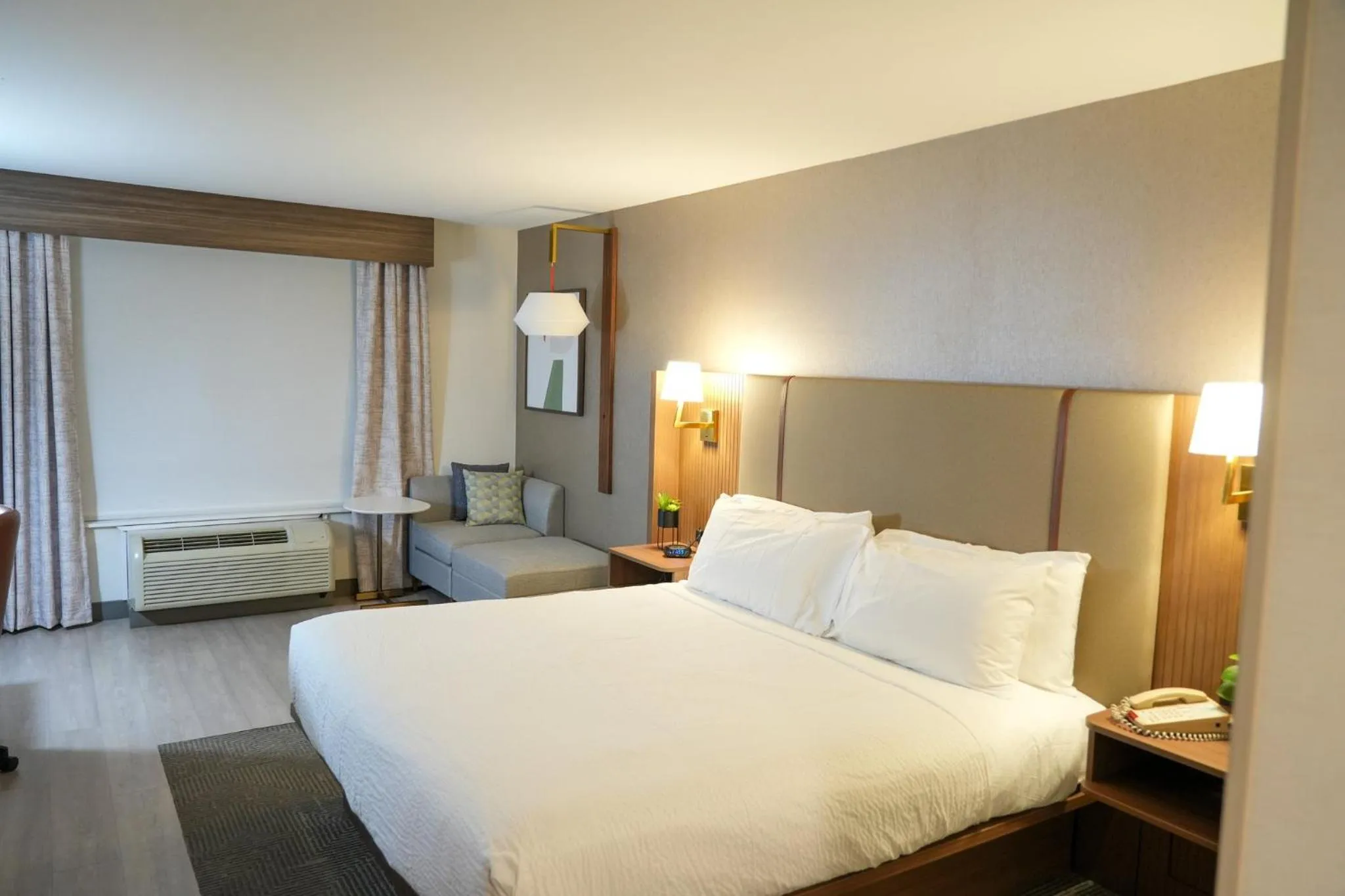 Photo of the whole room, Bed in Holiday Inn & Suites Phoenix Airport by IHG