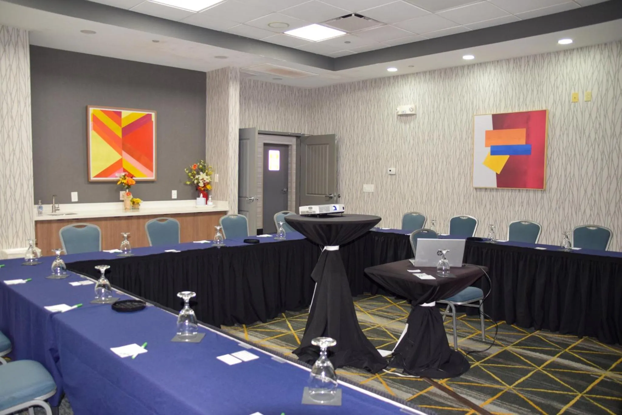 Meeting/conference room in Holiday Inn & Suites Phoenix Airport by IHG