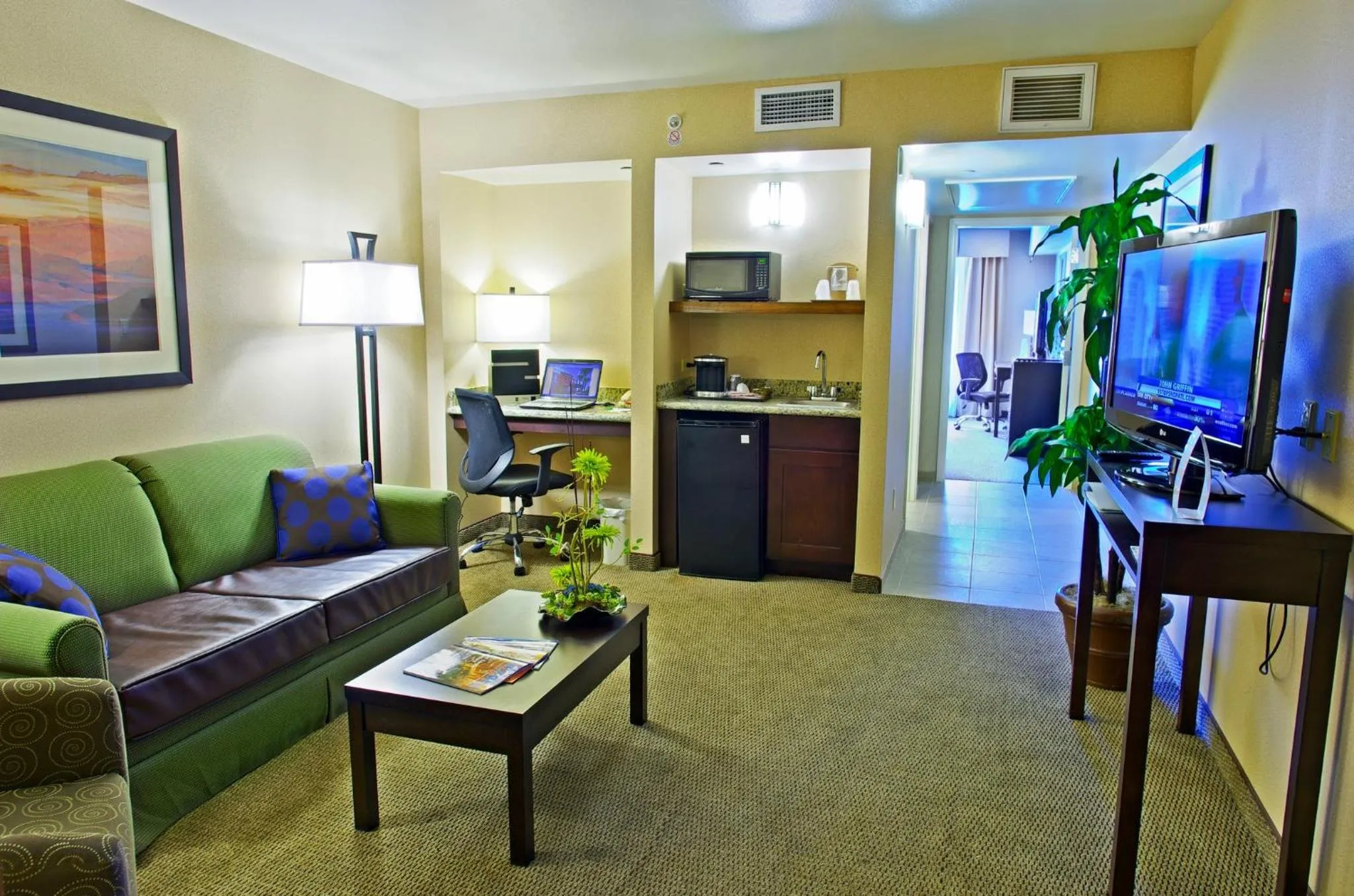 Photo of the whole room in Holiday Inn & Suites Phoenix Airport by IHG