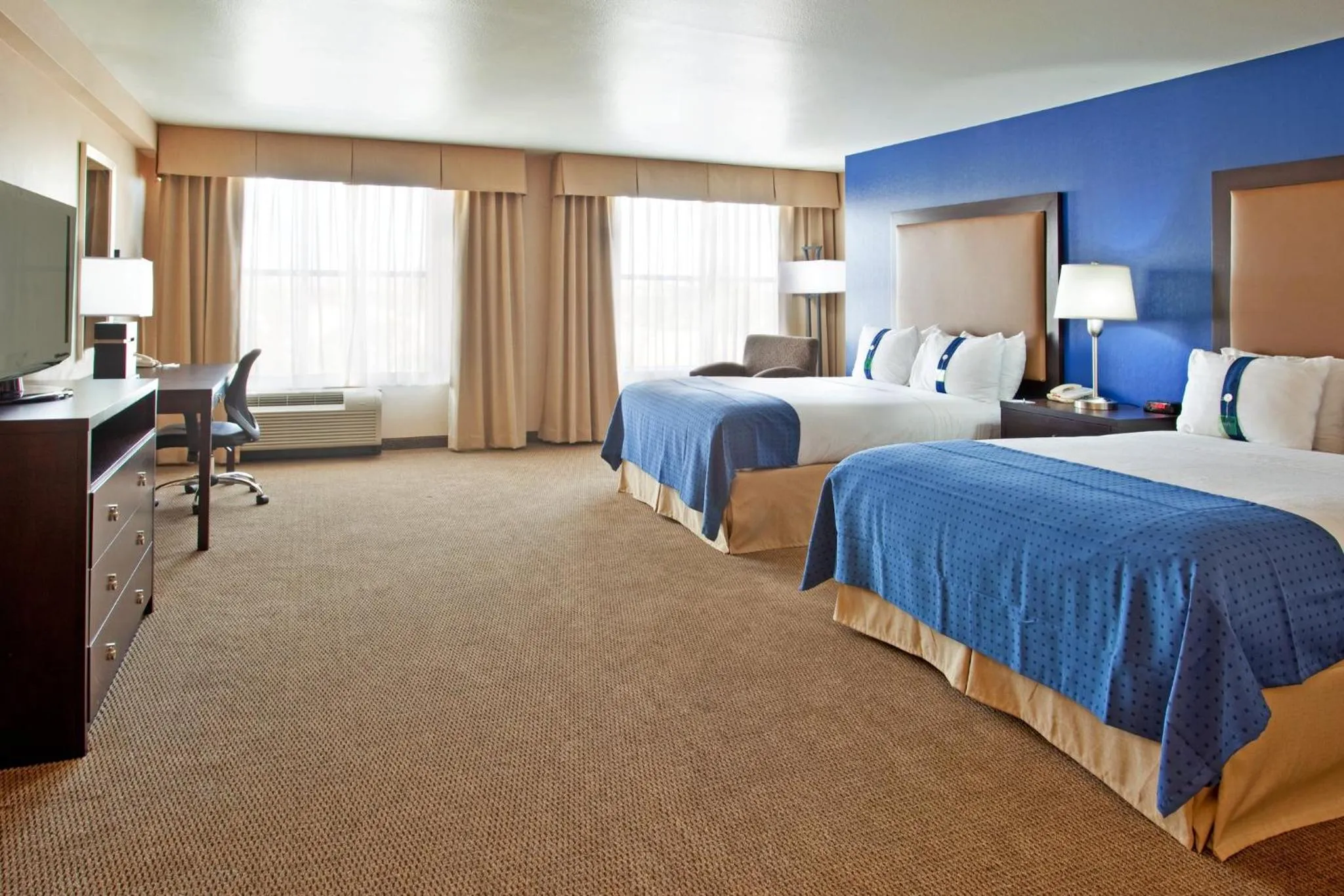 Photo of the whole room, Bed in Holiday Inn & Suites Phoenix Airport by IHG