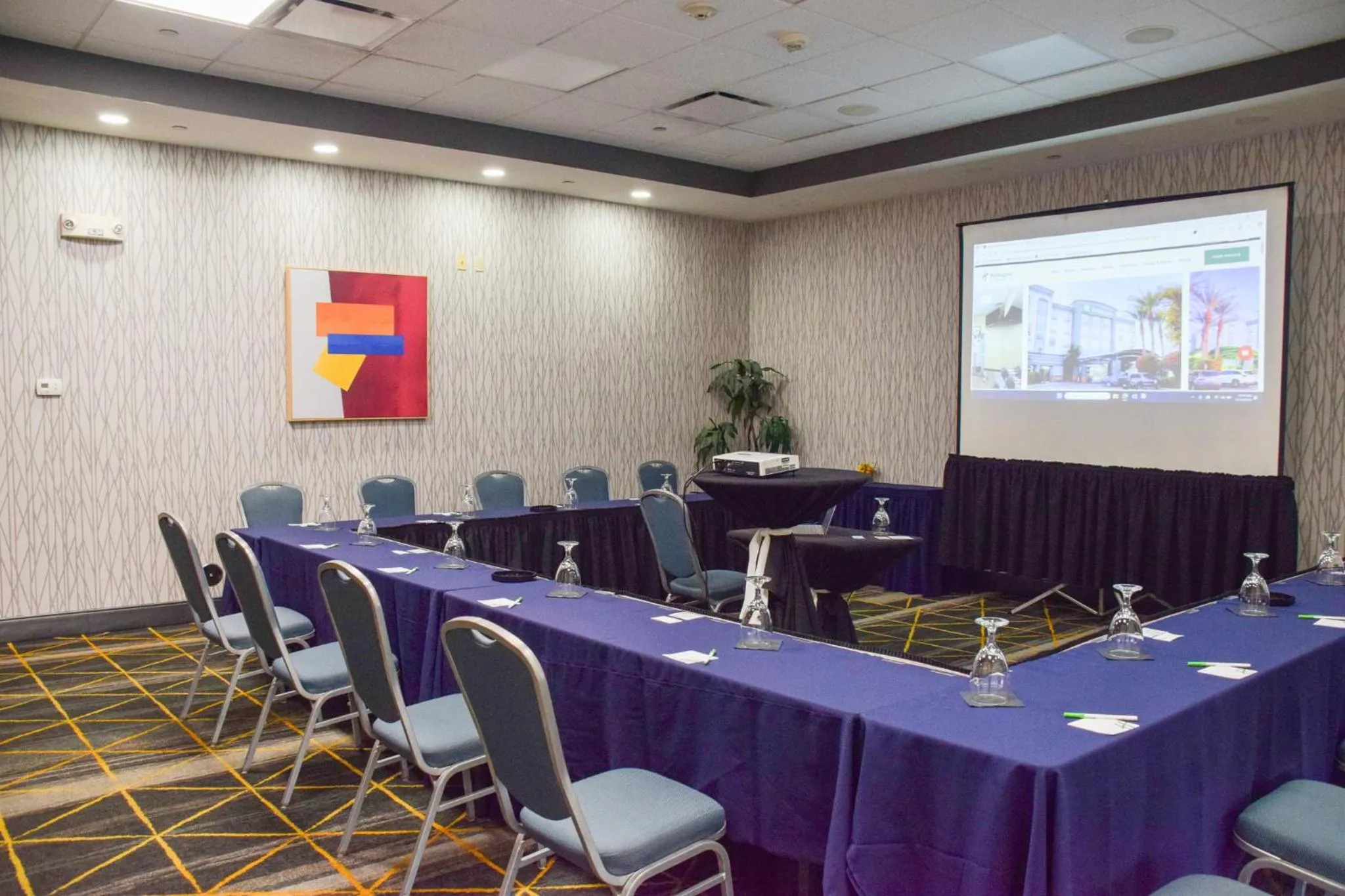 Meeting/conference room in Holiday Inn & Suites Phoenix Airport by IHG