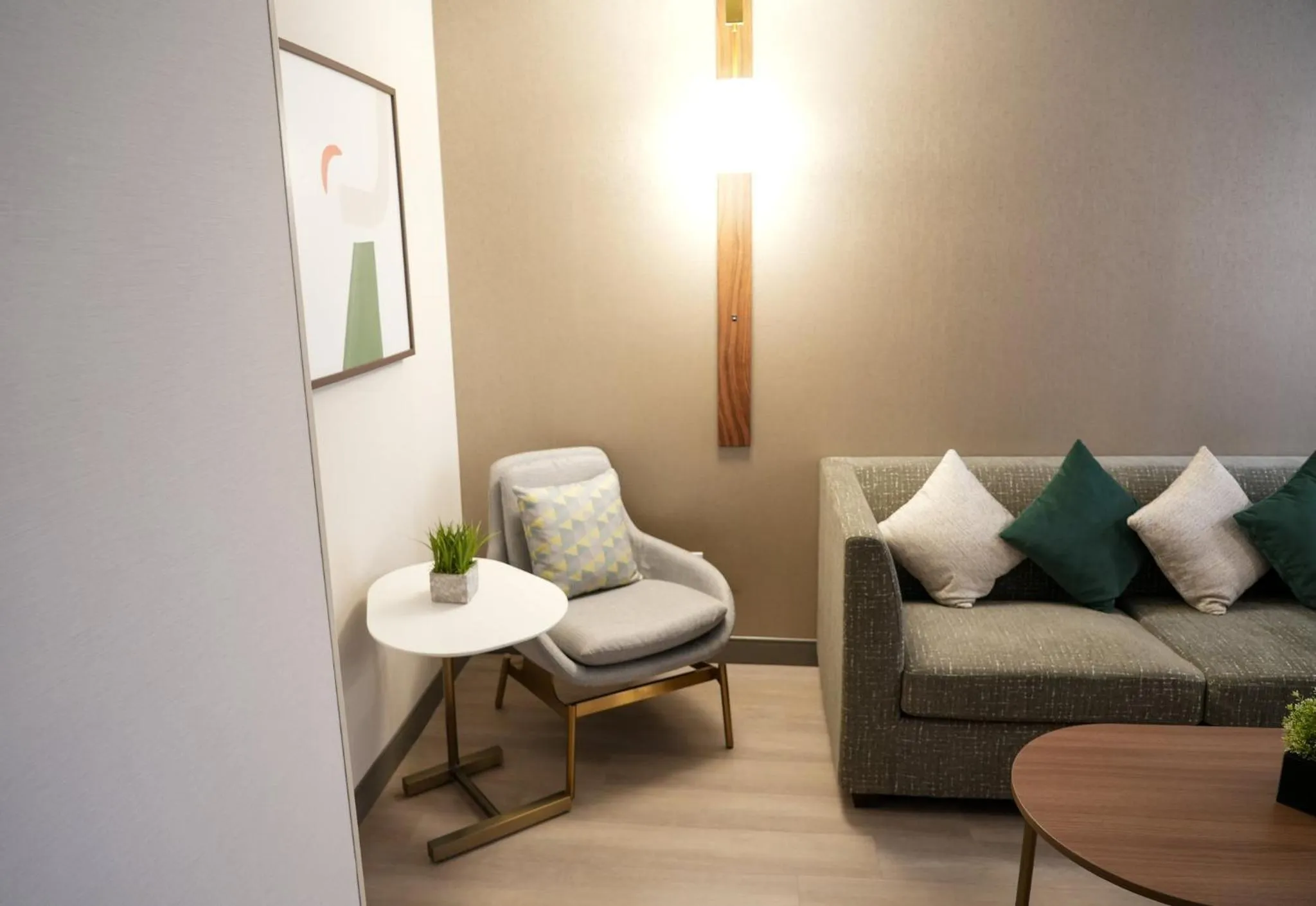 Photo of the whole room in Holiday Inn & Suites Phoenix Airport by IHG