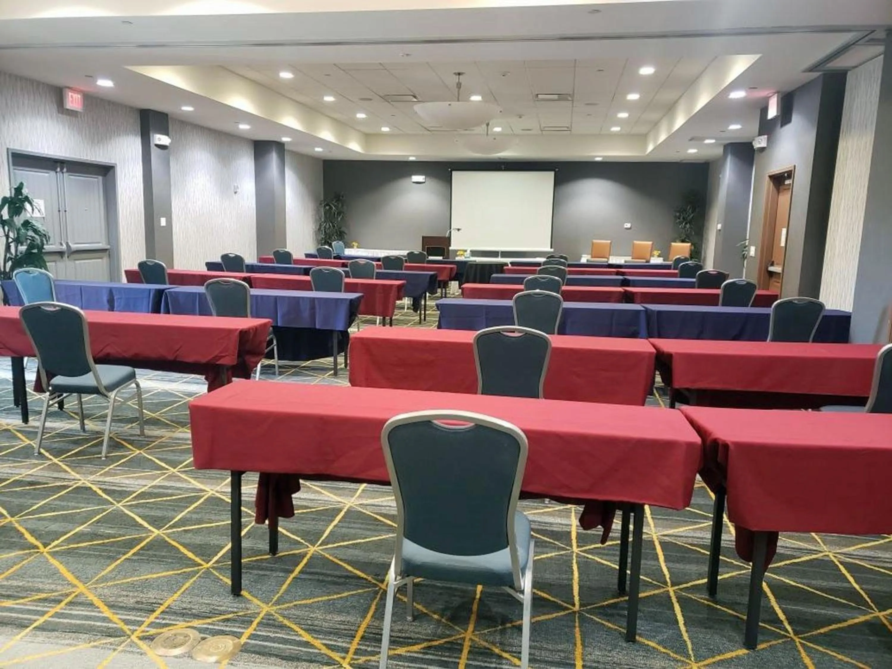 Meeting/conference room in Holiday Inn & Suites Phoenix Airport by IHG