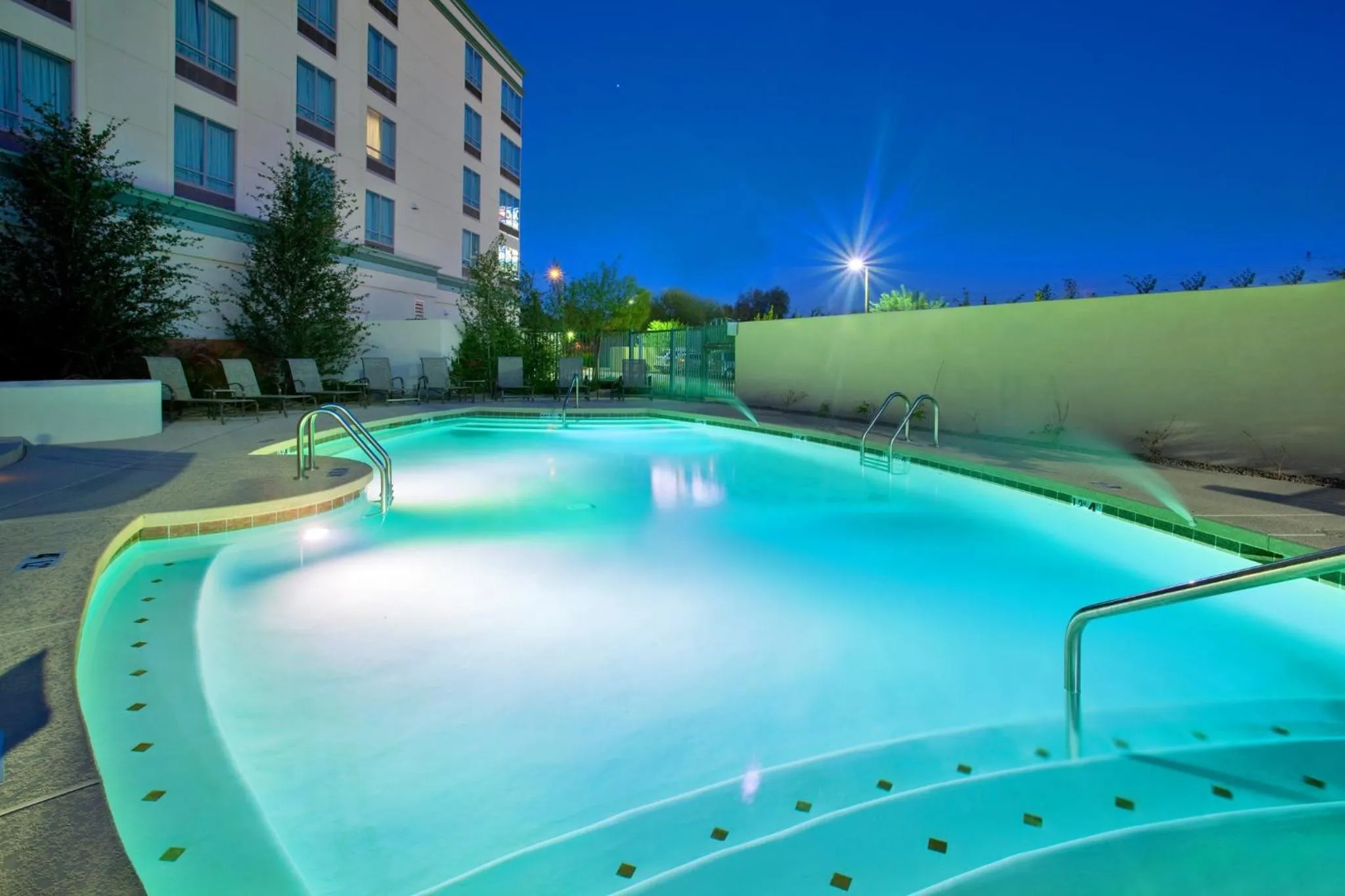 Swimming pool in Holiday Inn & Suites Phoenix Airport by IHG