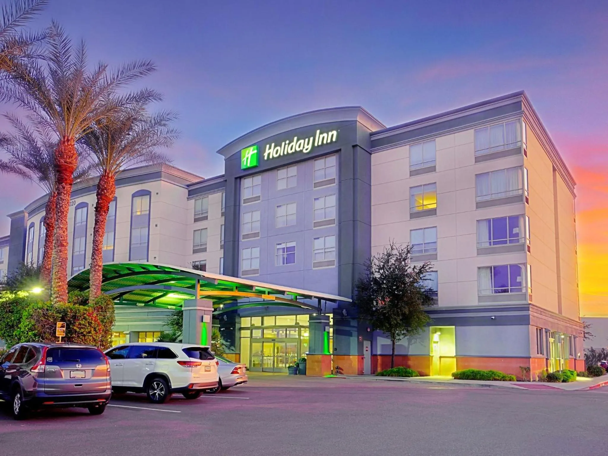 Property building in Holiday Inn & Suites Phoenix Airport by IHG