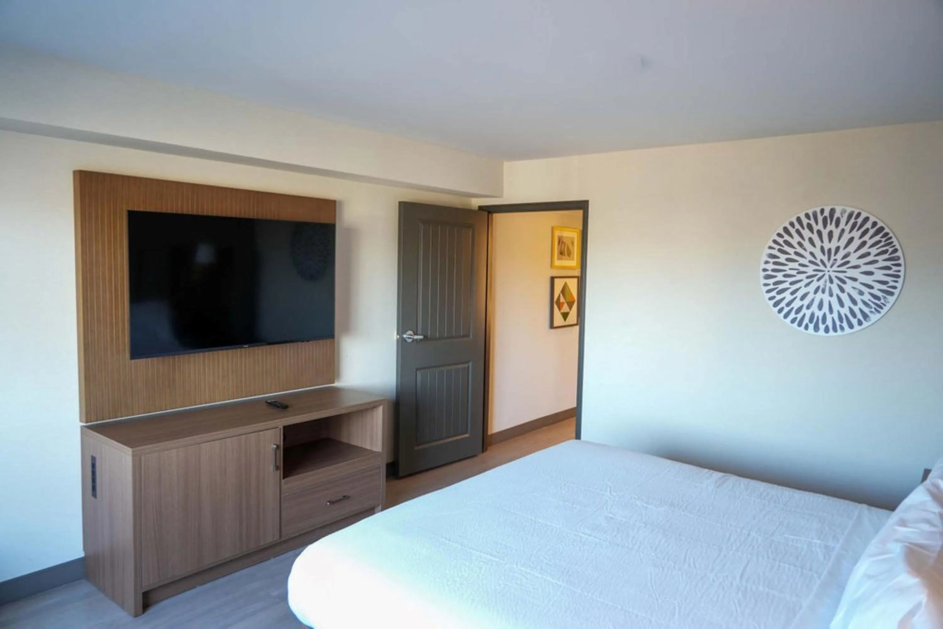 Photo of the whole room, Bed in Holiday Inn & Suites Phoenix Airport by IHG
