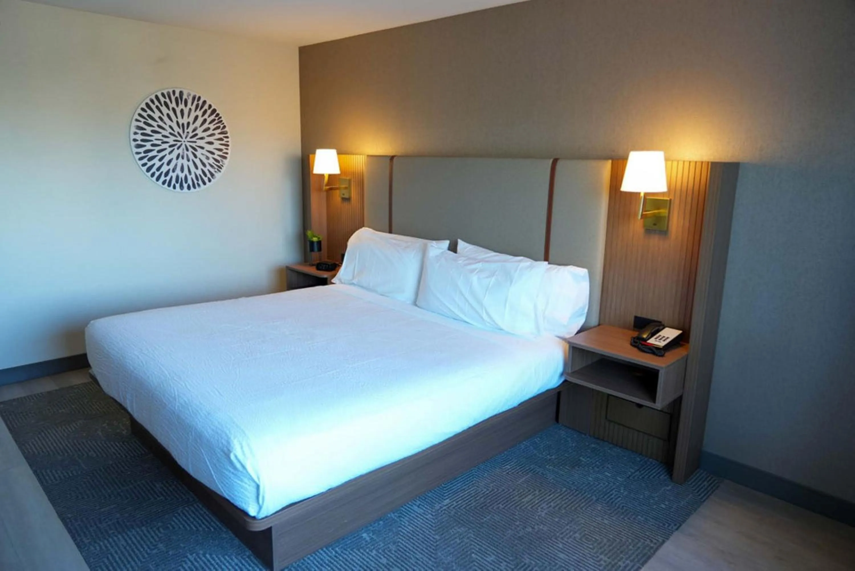 Photo of the whole room, Bed in Holiday Inn & Suites Phoenix Airport by IHG