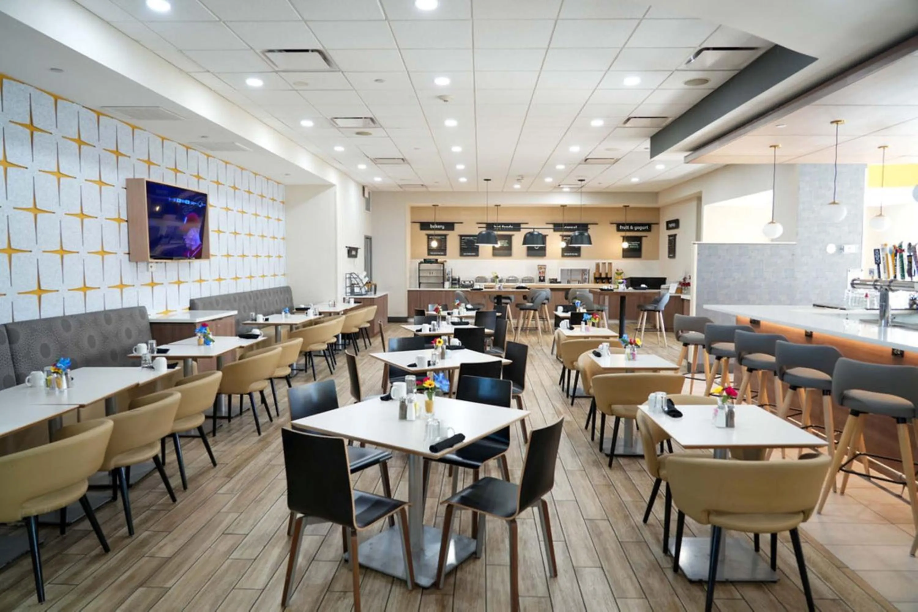 Restaurant/places to eat in Holiday Inn & Suites Phoenix Airport by IHG