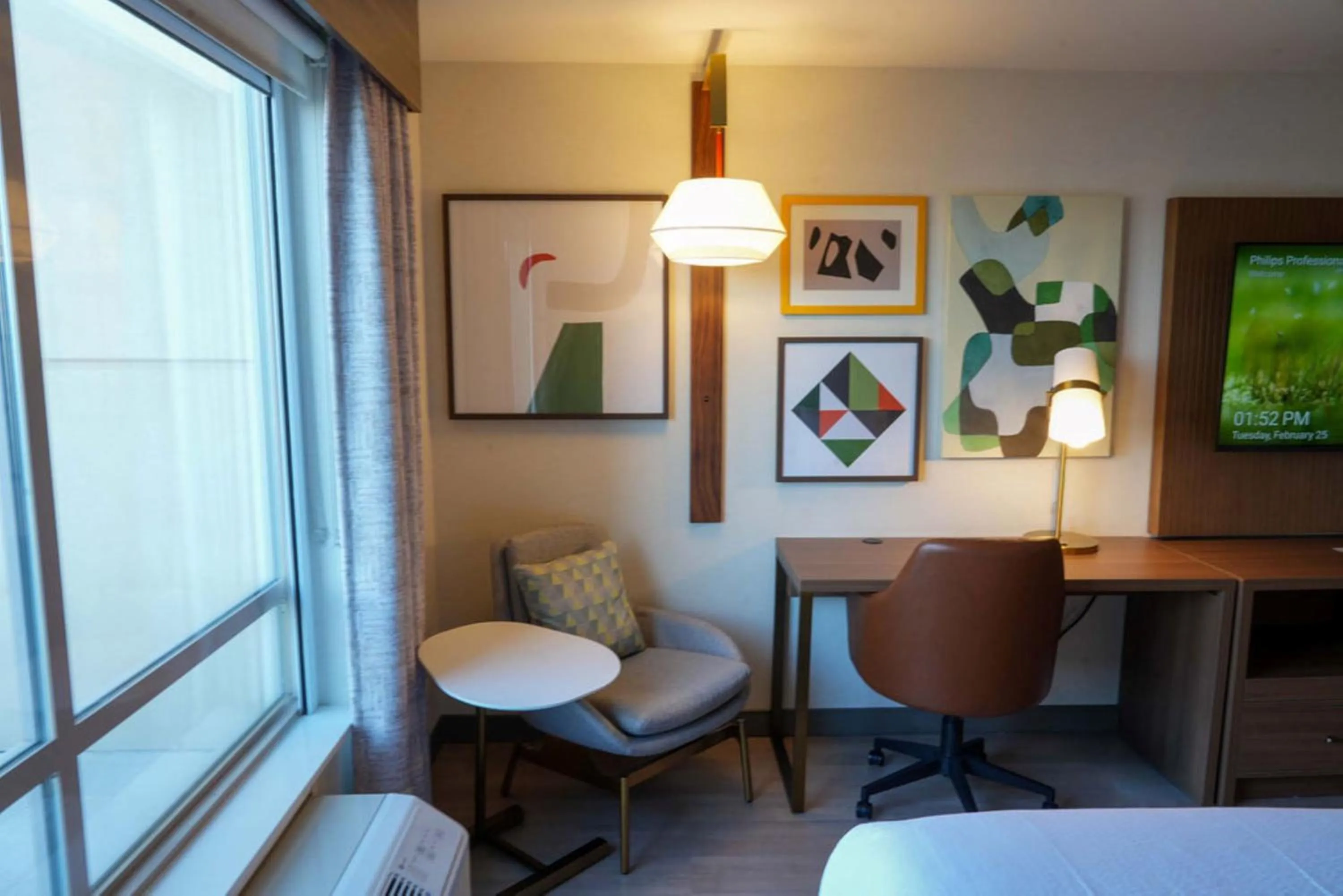 Photo of the whole room in Holiday Inn & Suites Phoenix Airport by IHG