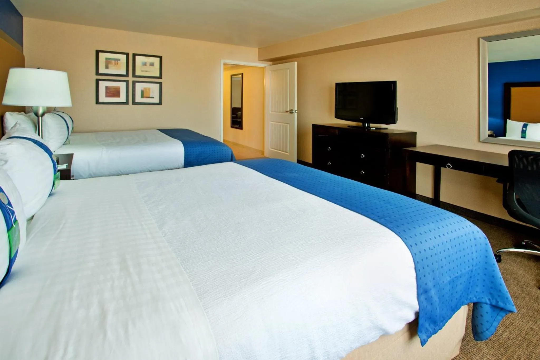 Photo of the whole room, Bed in Holiday Inn & Suites Phoenix Airport by IHG