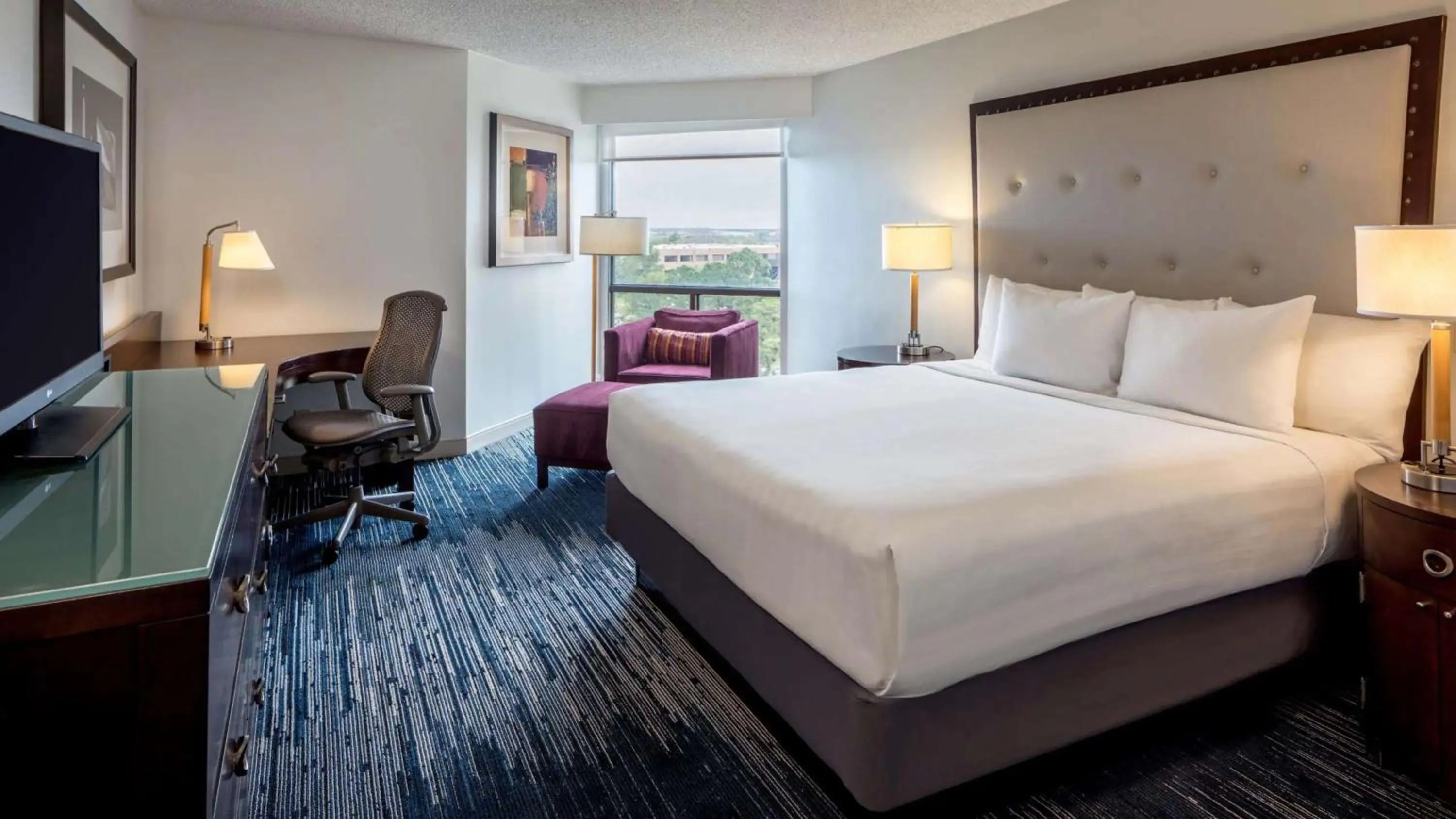 Bedroom, Bed in Sonesta Hotel Houston IAH Airport