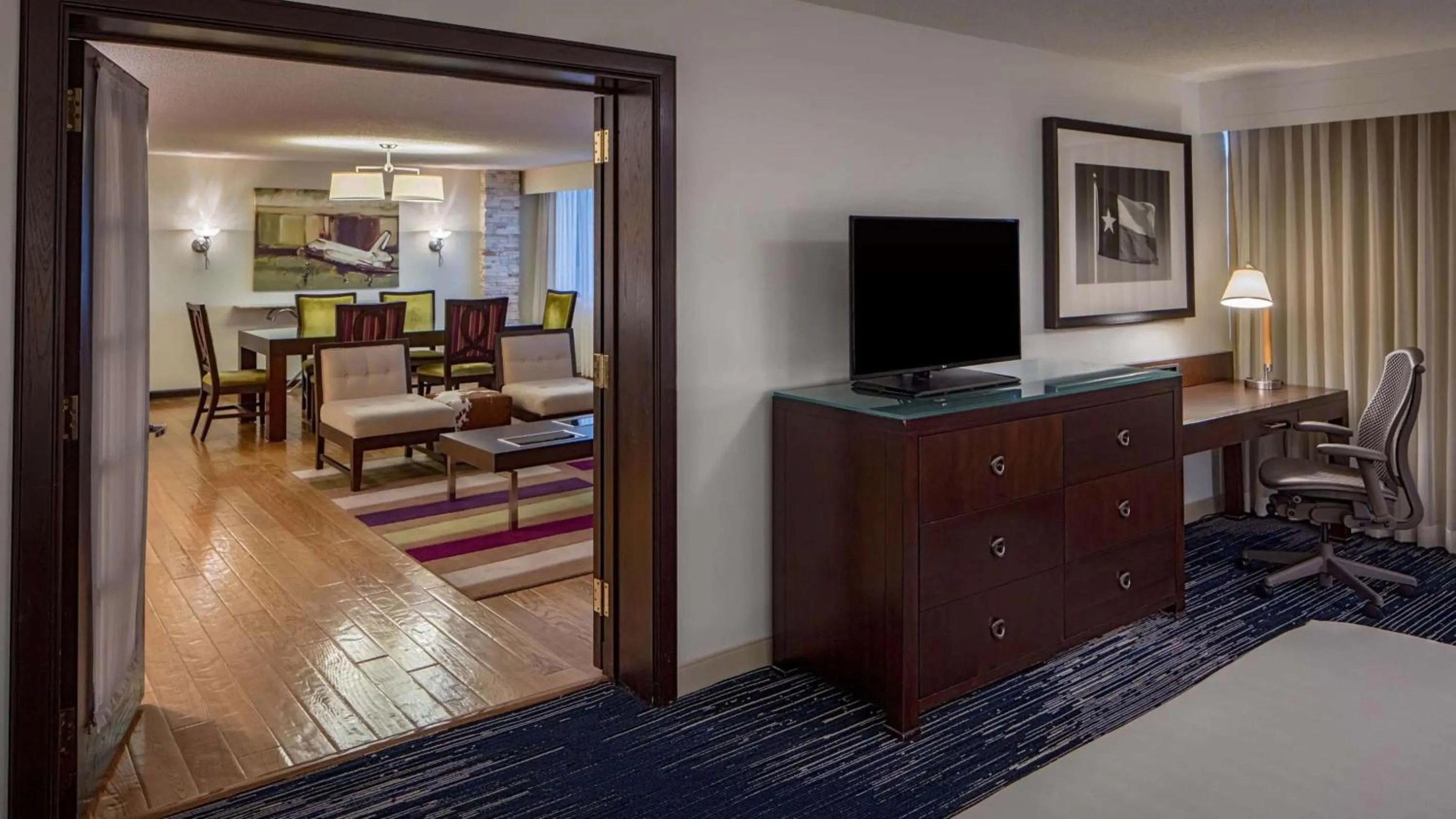 Bedroom, Bed in Sonesta Hotel Houston IAH Airport