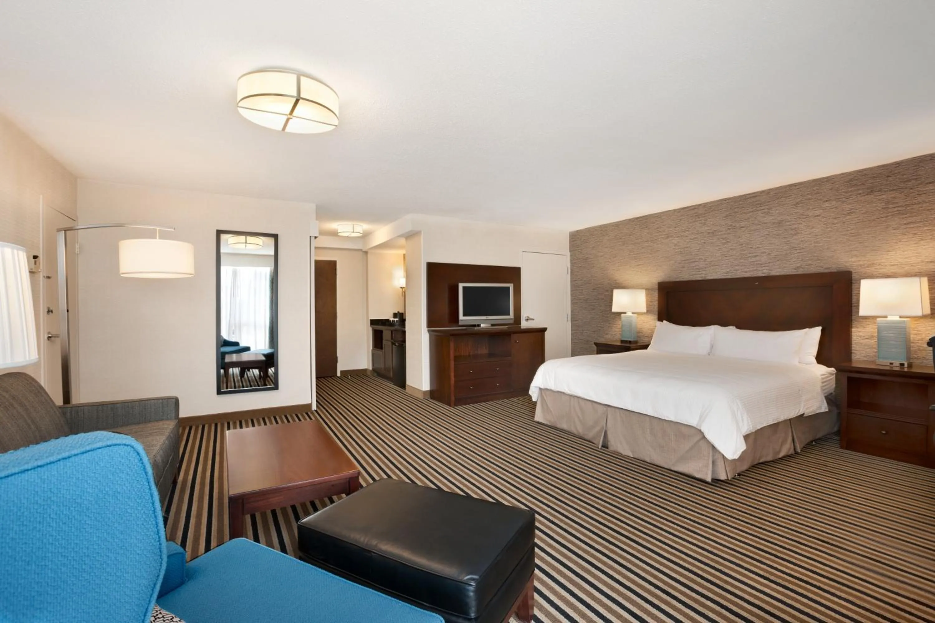 Photo of the whole room, Bed in Wyndham Boston Beacon Hill