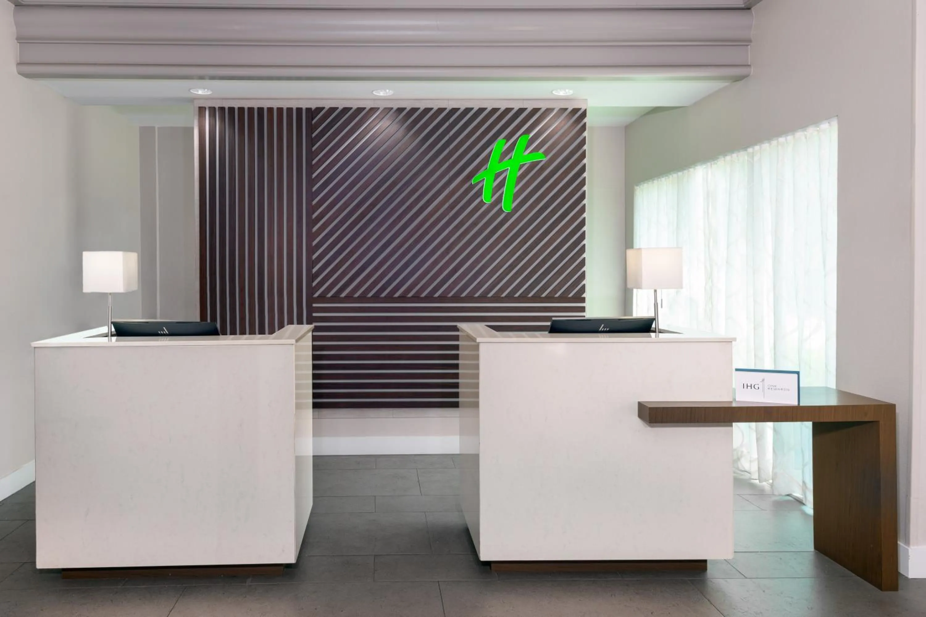 Lobby or reception in Holiday Inn Miami-Doral Area by IHG