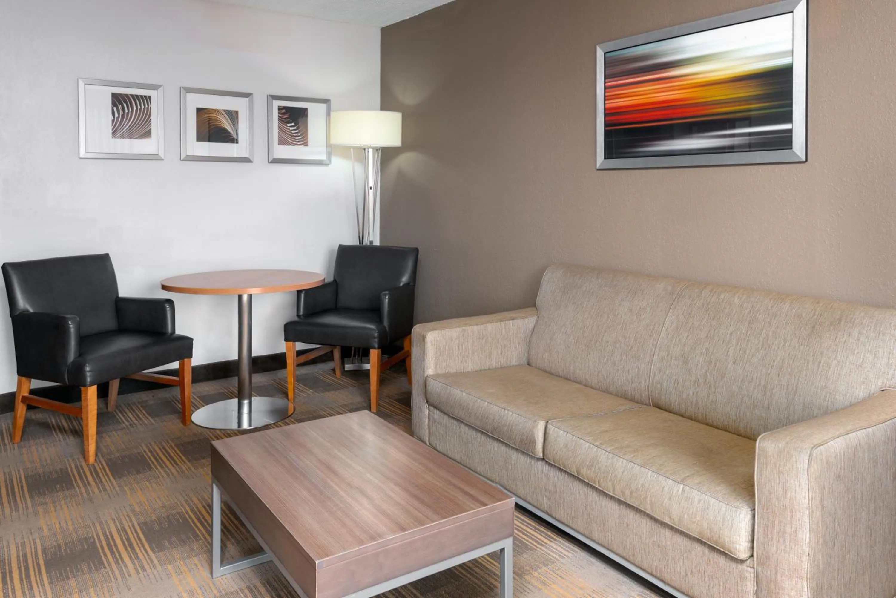 Living room in Holiday Inn Miami-Doral Area by IHG