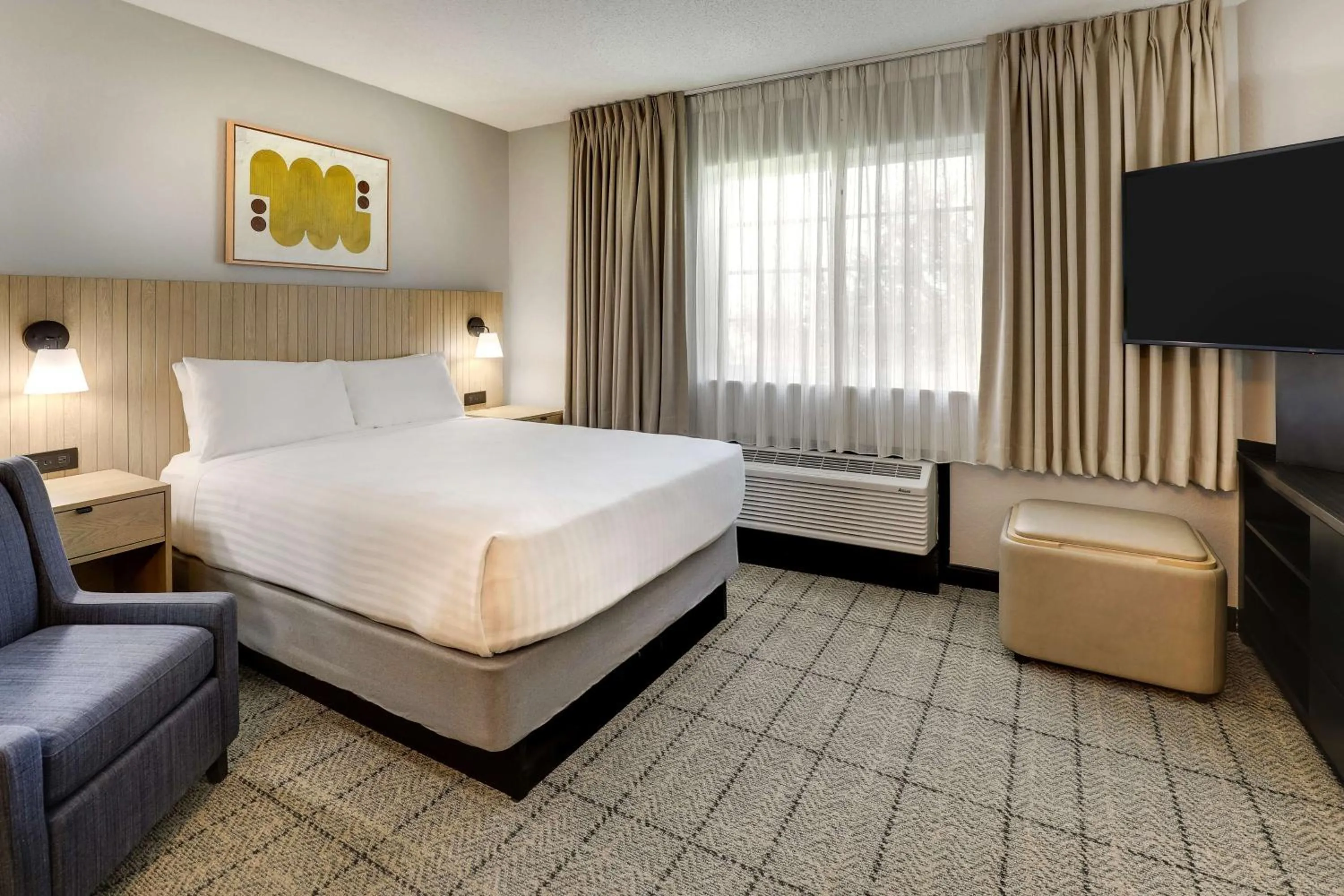Photo of the whole room, Bed in Sonesta Simply Suites Miami Airport Doral