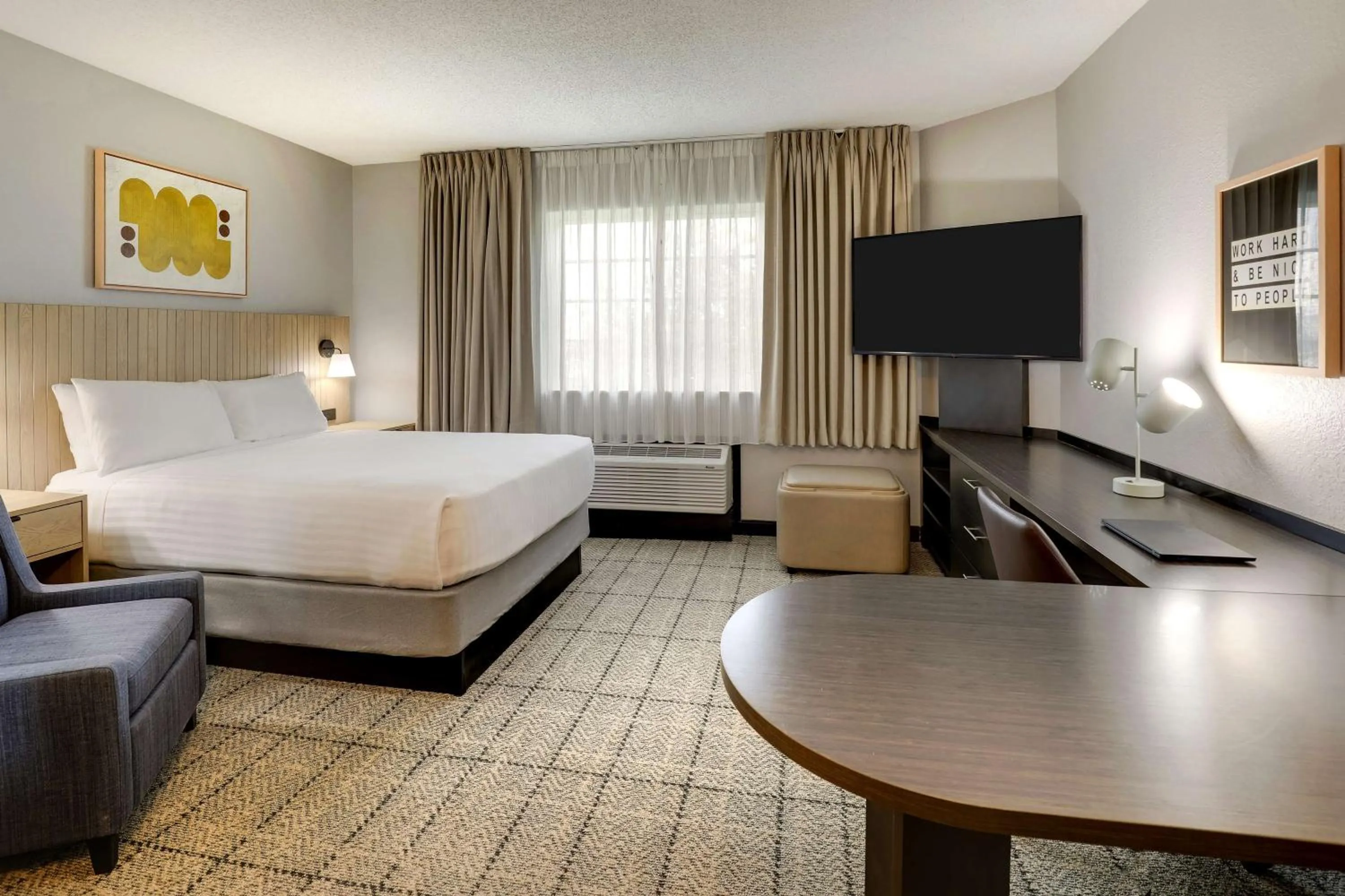 Photo of the whole room, Bed in Sonesta Simply Suites Miami Airport Doral