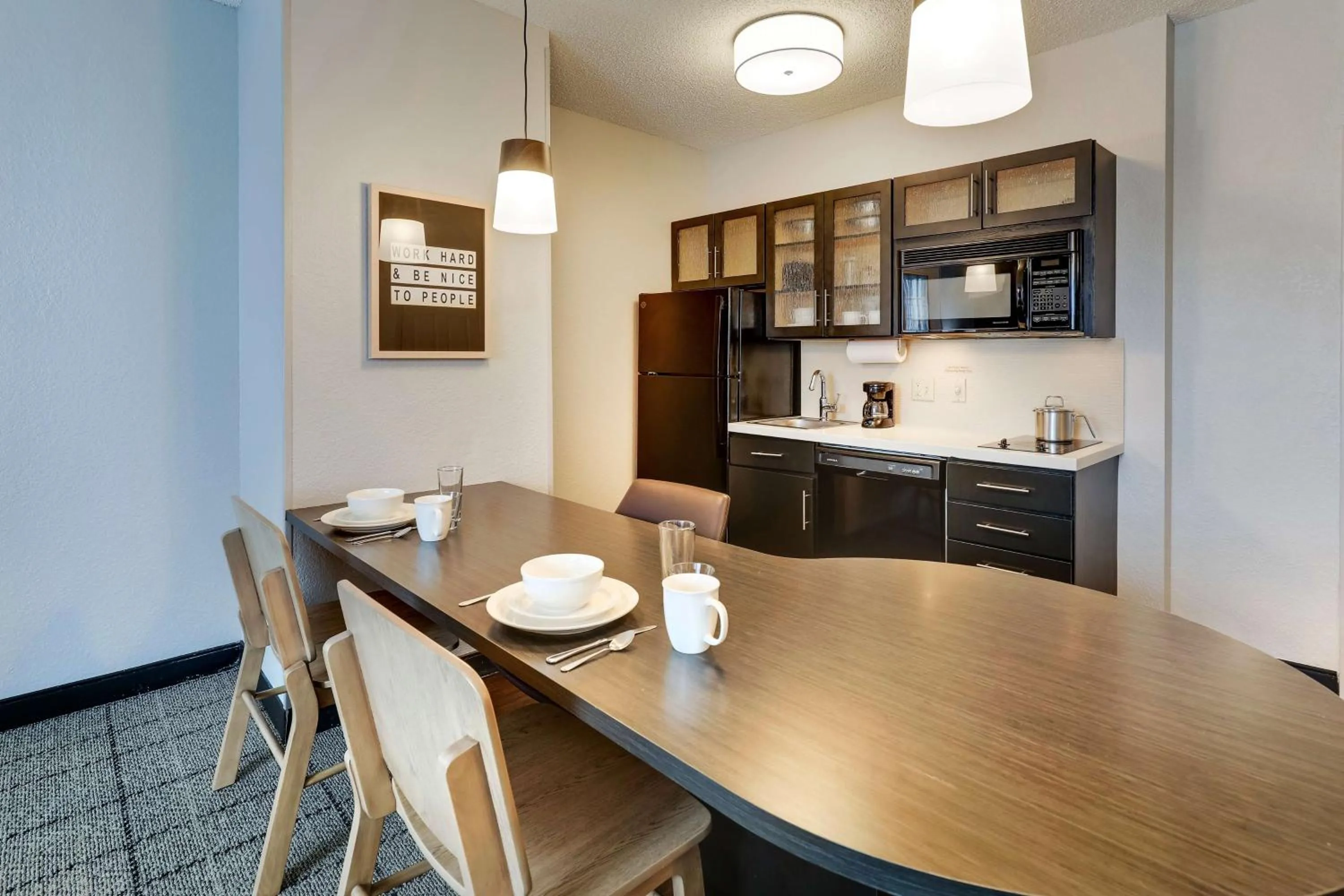 Kitchen or kitchenette in Sonesta Simply Suites Miami Airport Doral
