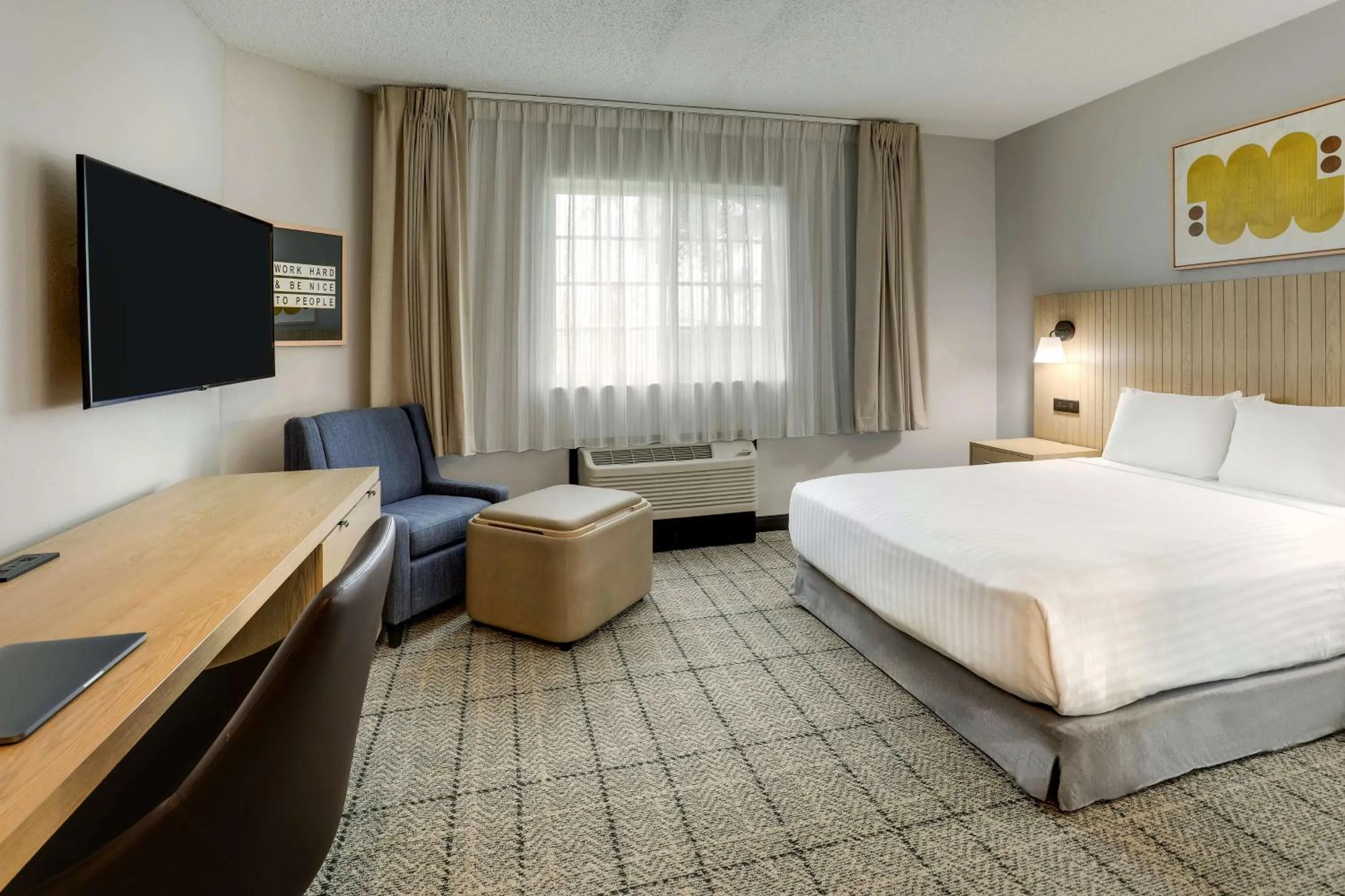 Photo of the whole room, Bed in Sonesta Simply Suites Miami Airport Doral