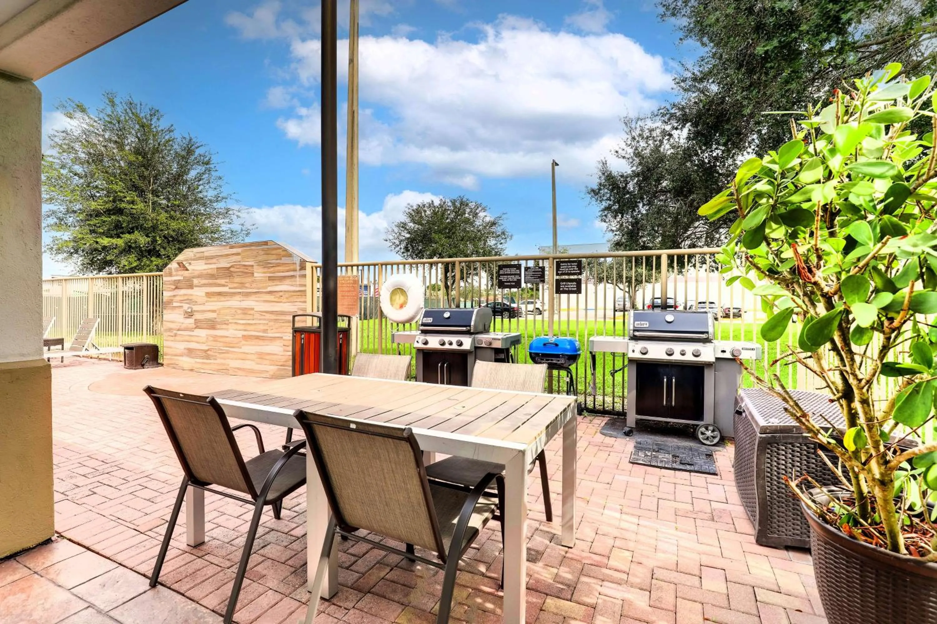 Patio in Sonesta Simply Suites Miami Airport Doral