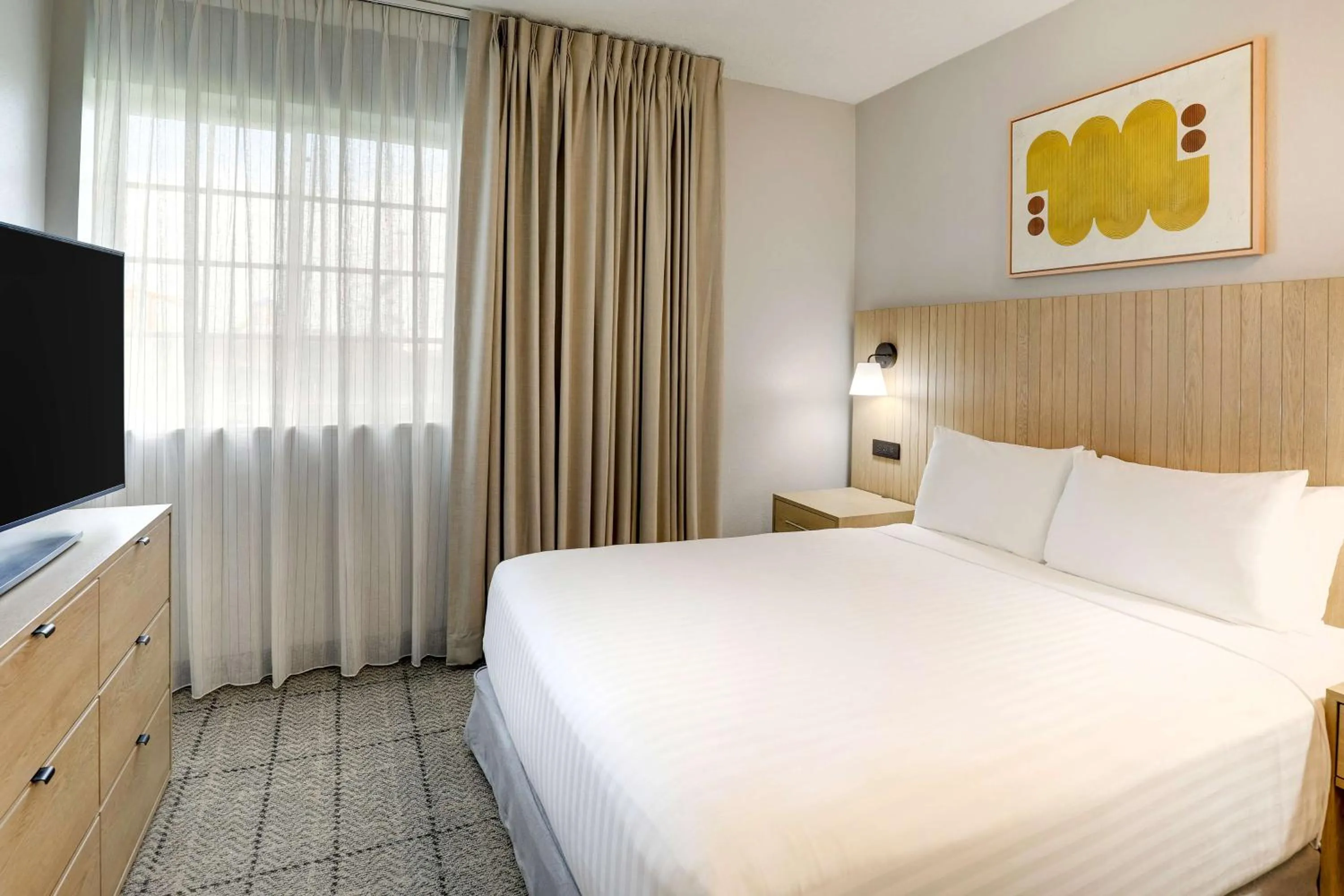 Photo of the whole room, Bed in Sonesta Simply Suites Miami Airport Doral