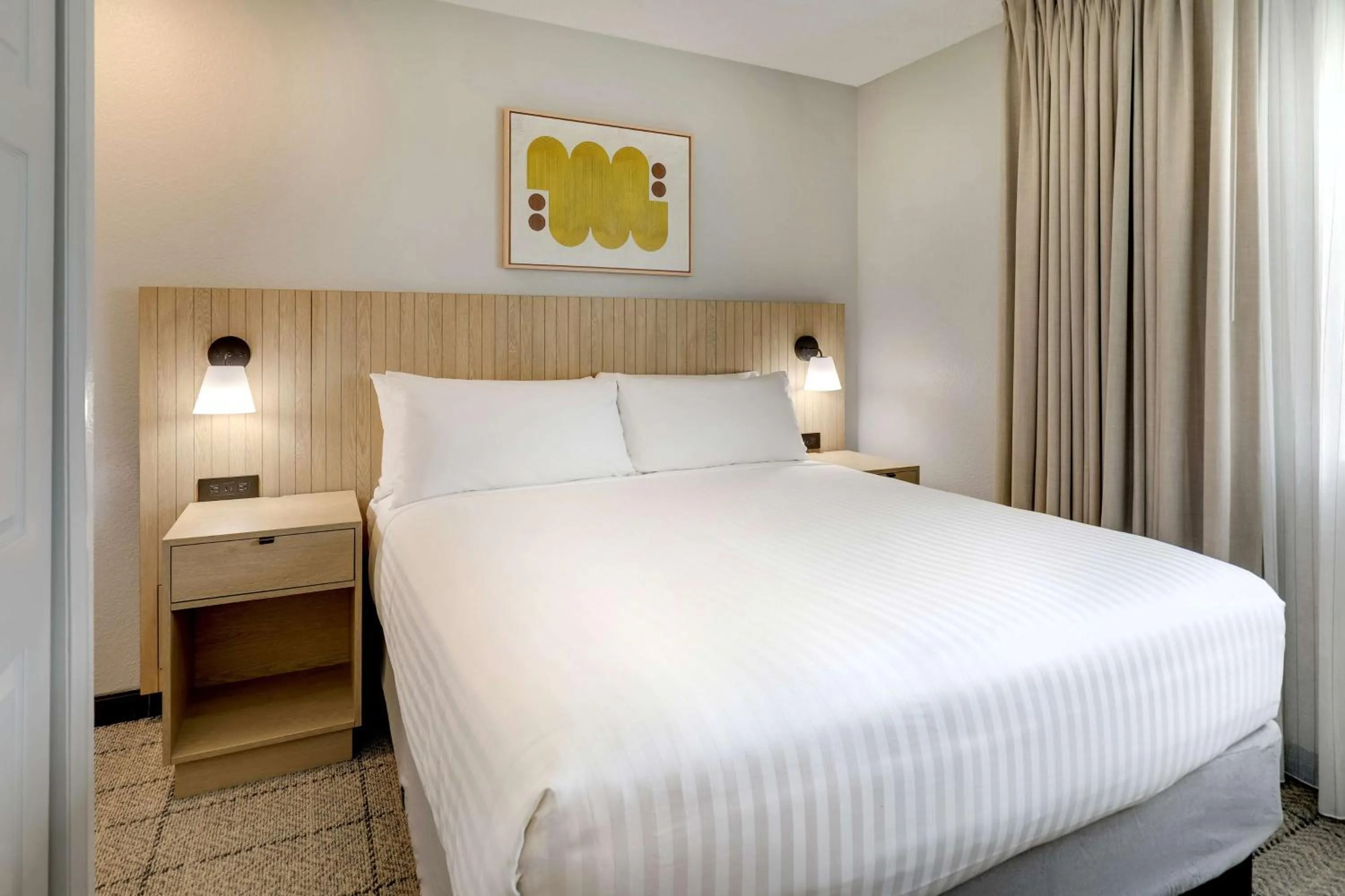 Photo of the whole room, Bed in Sonesta Simply Suites Miami Airport Doral