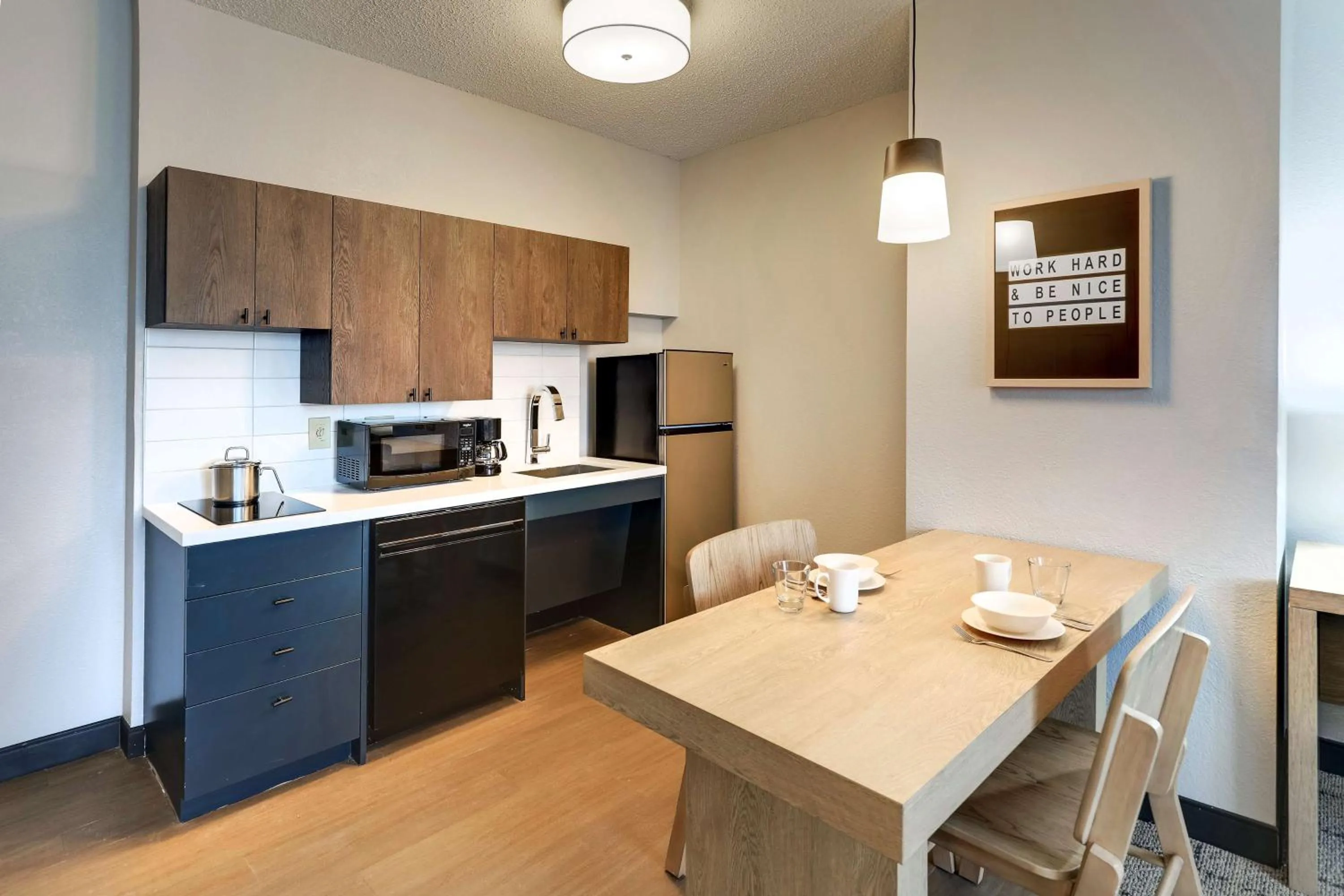 Kitchen or kitchenette in Sonesta Simply Suites Miami Airport Doral