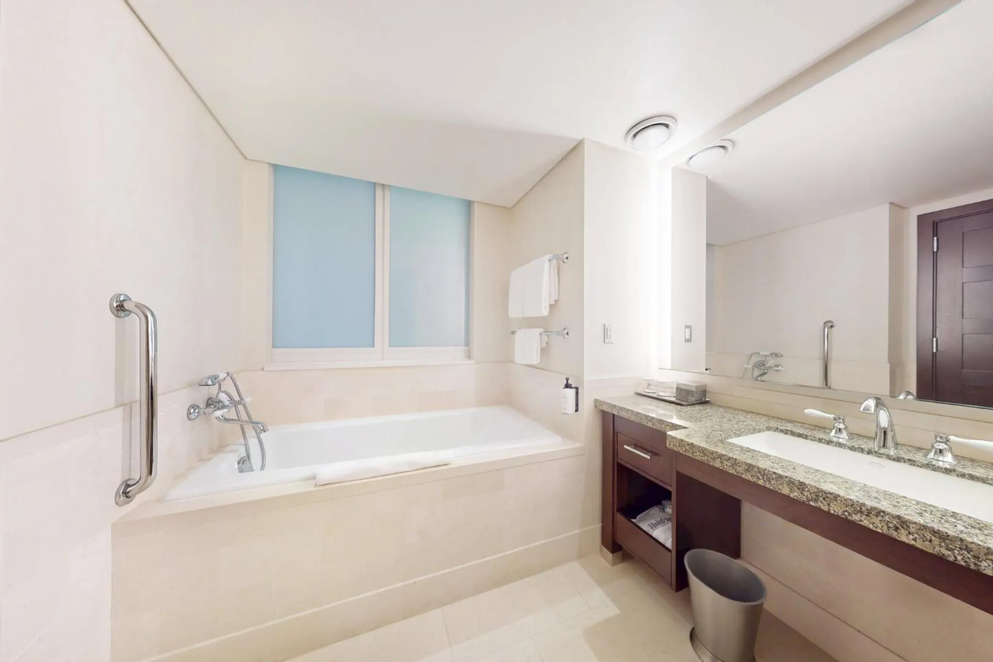 Photo of the whole room in InterContinental Boston by IHG