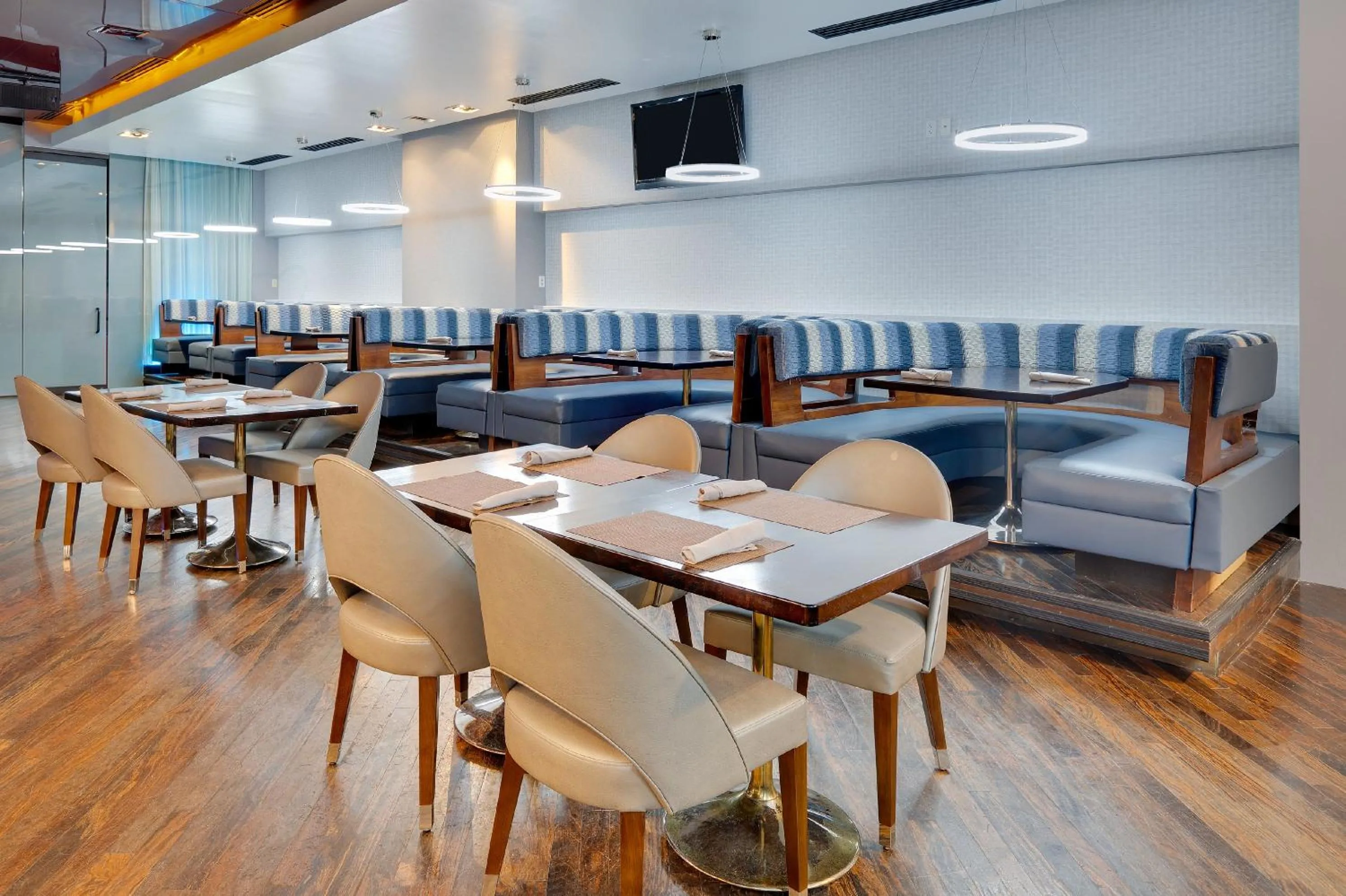 Restaurant/places to eat in Crowne Plaza Dallas Downtown by IHG