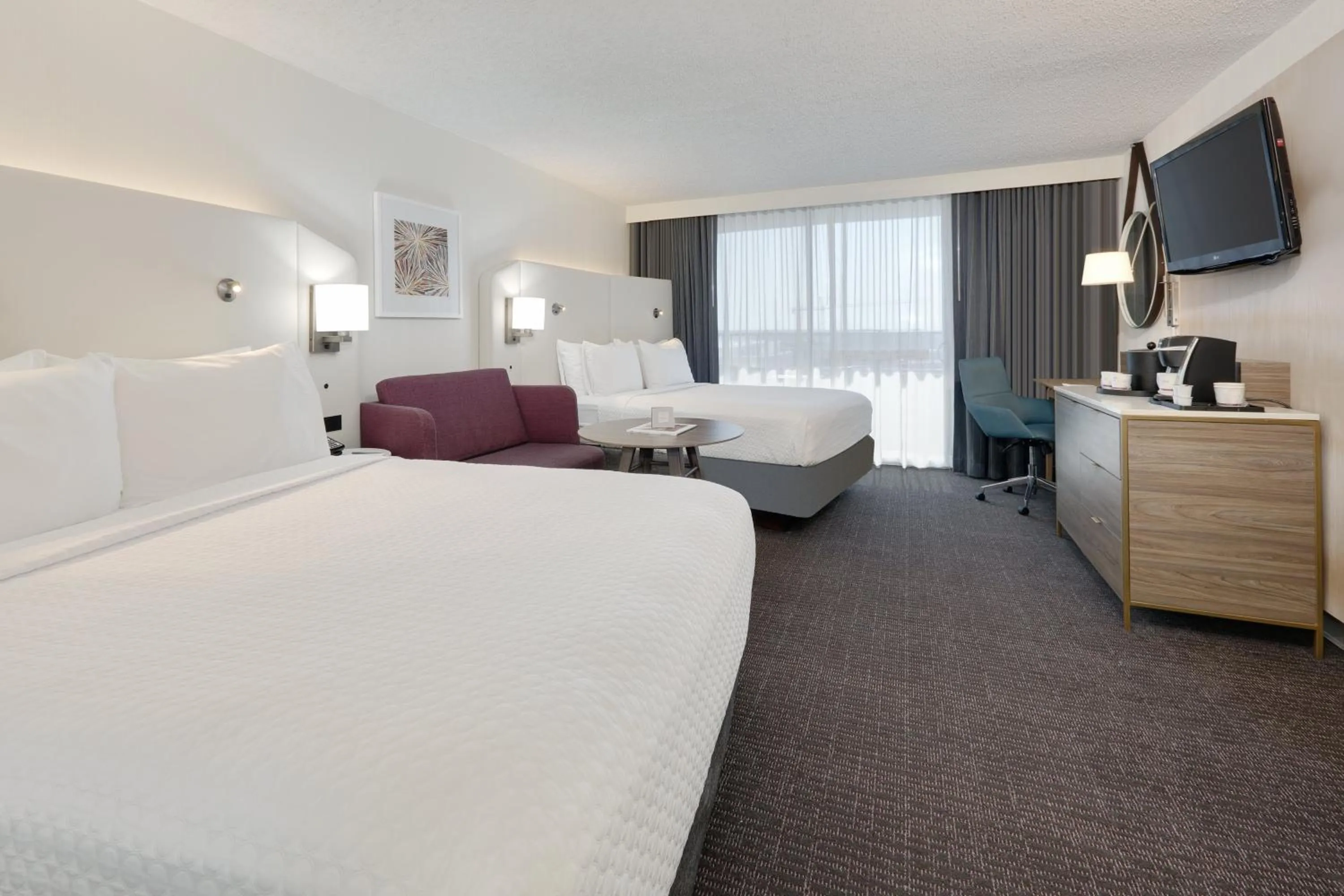 Photo of the whole room, Bed in Crowne Plaza Dallas Downtown by IHG