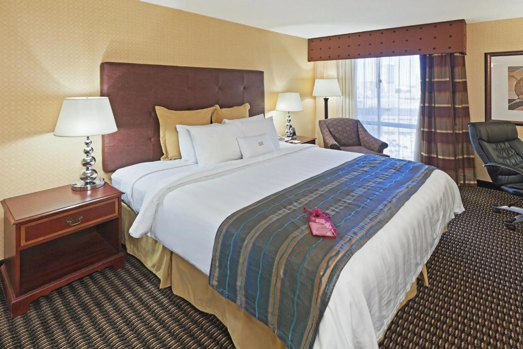 Photo of the whole room, Bed in Crowne Plaza Dallas Downtown by IHG