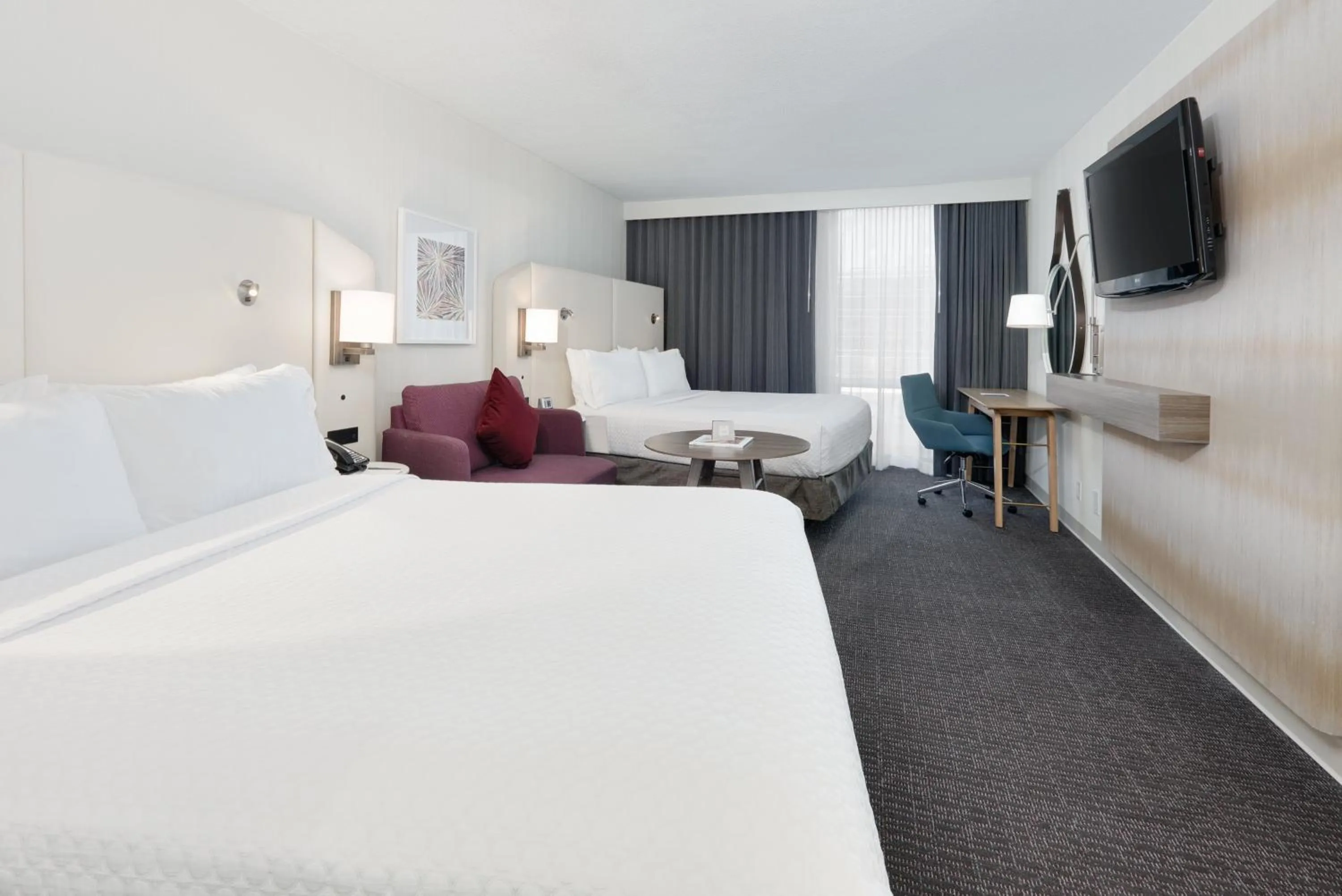 Photo of the whole room, Bed in Crowne Plaza Dallas Downtown by IHG