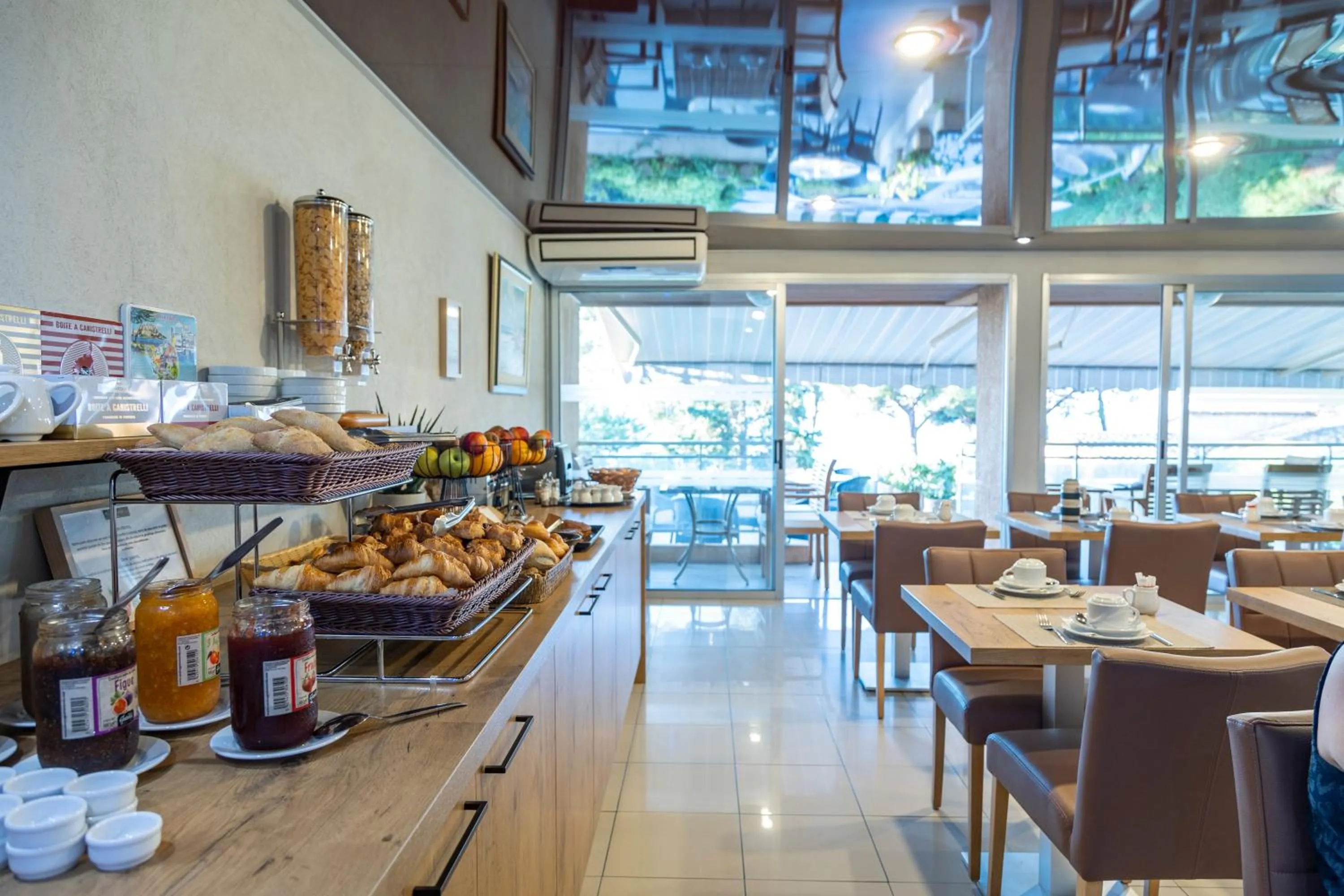 Restaurant/places to eat in Hôtel La Pinède