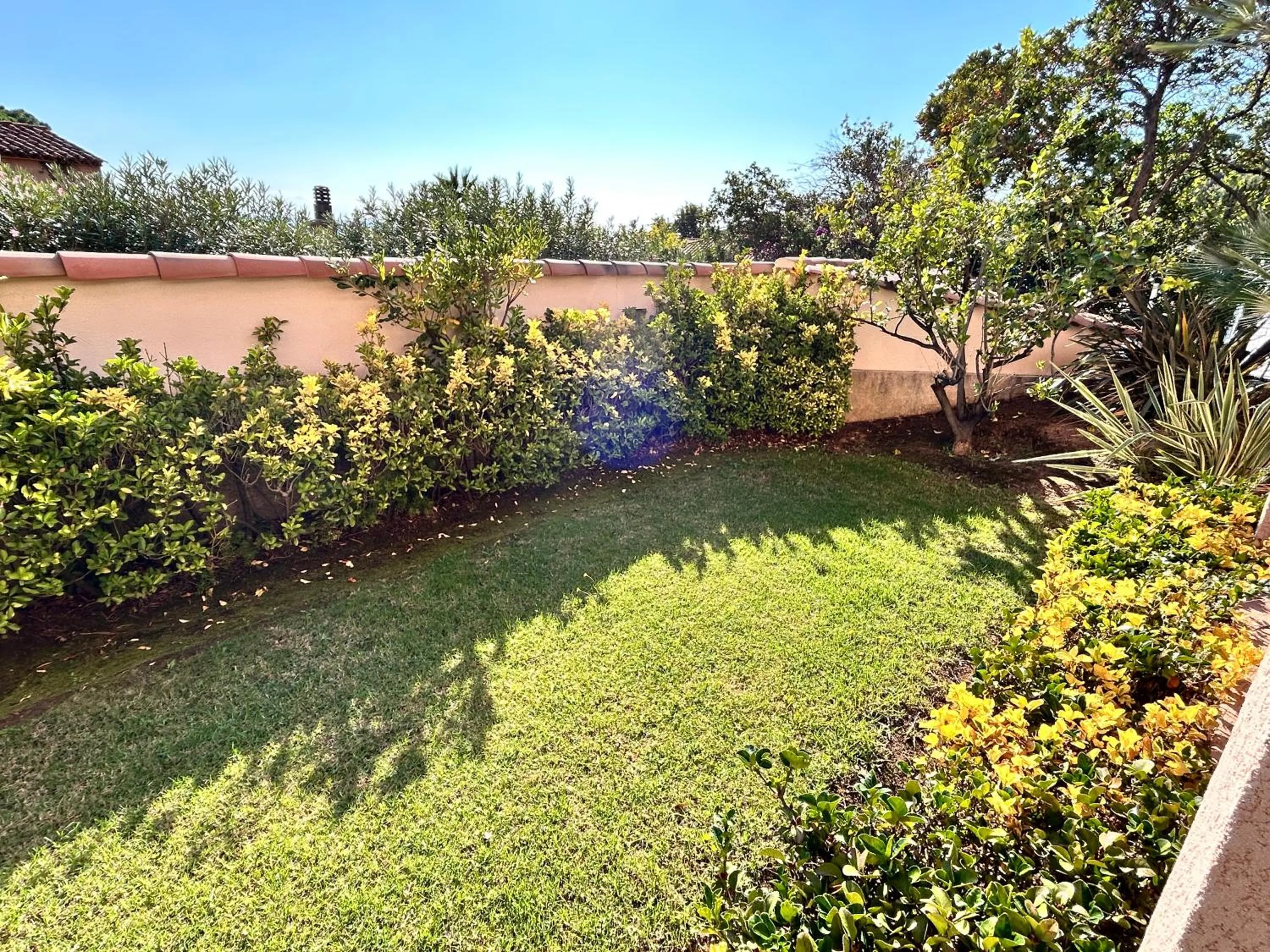 Garden view in Hôtel La Pinède