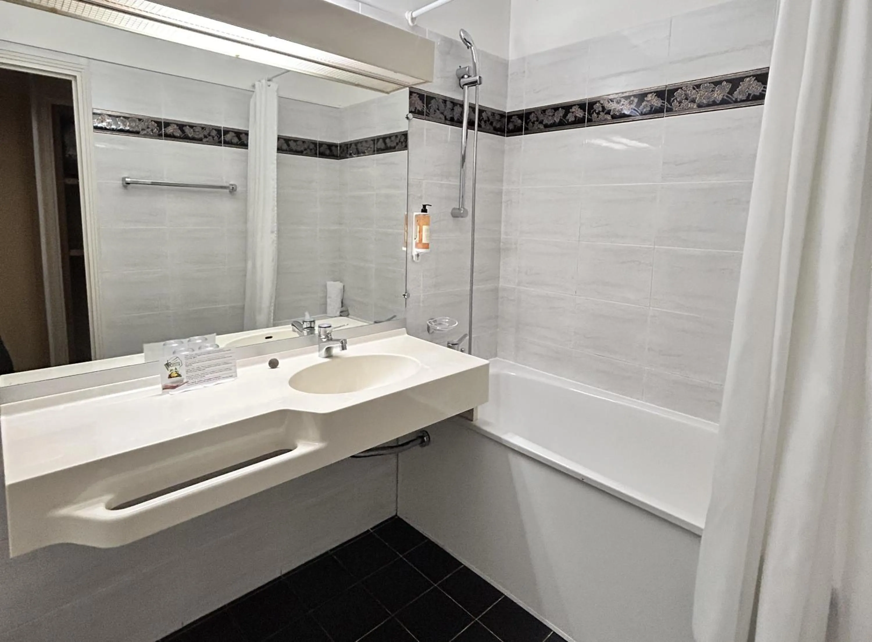 Bathroom in Hôtel La Pinède