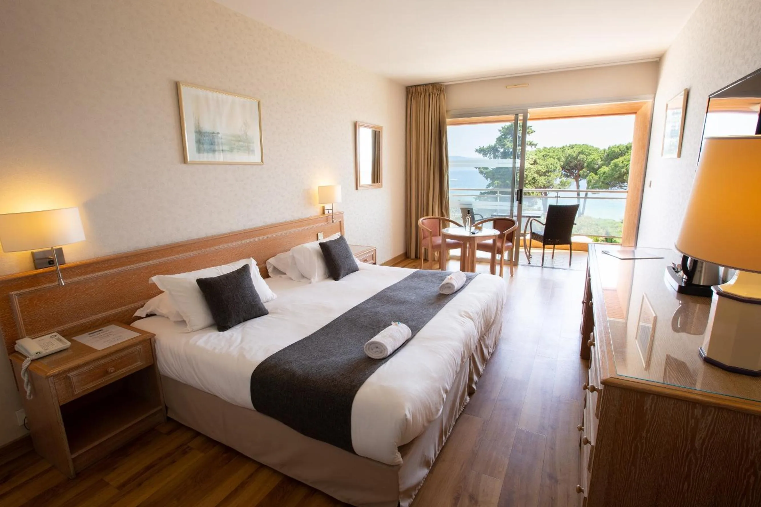 Bed in Hôtel La Pinède