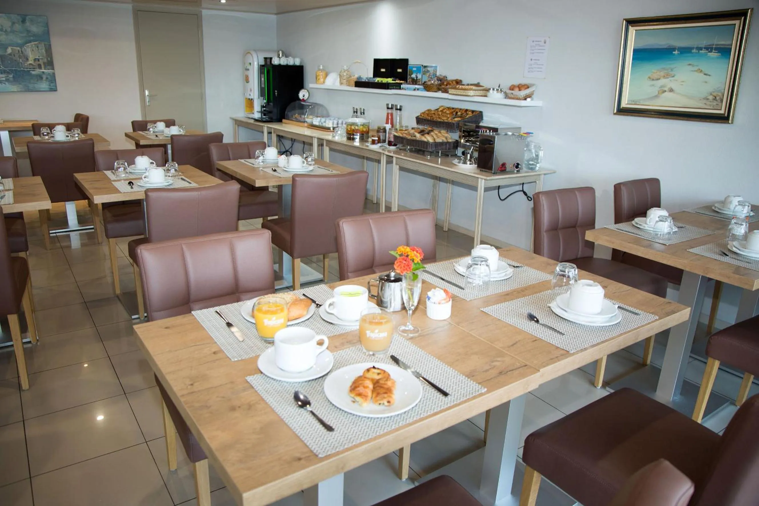 Buffet breakfast in Hôtel La Pinède