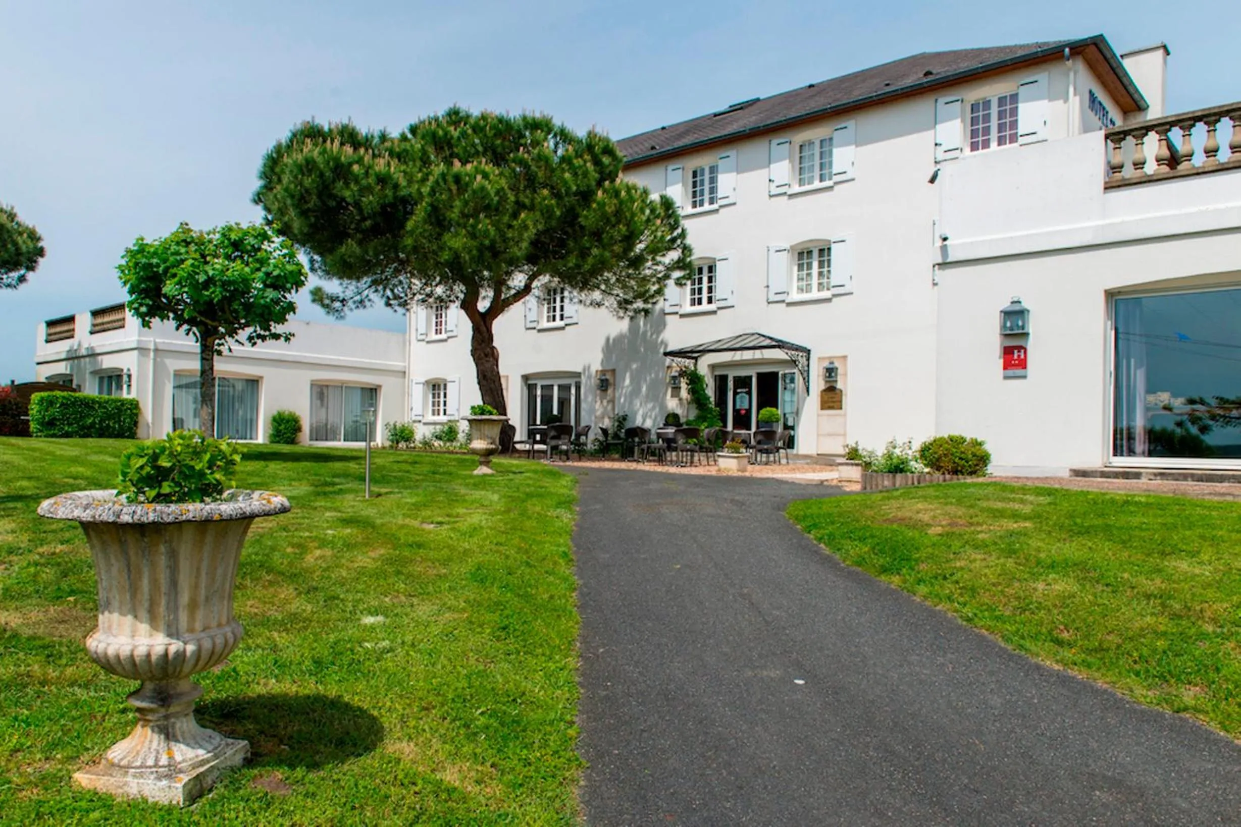 Facade/entrance in Logis Hôtel Restaurant des Châteaux