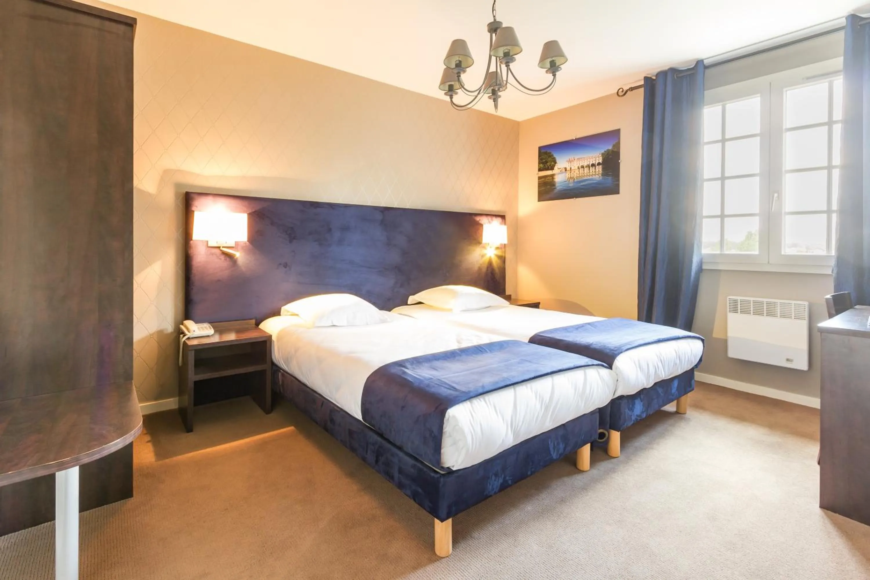 Bed in Logis Hôtel Restaurant des Châteaux