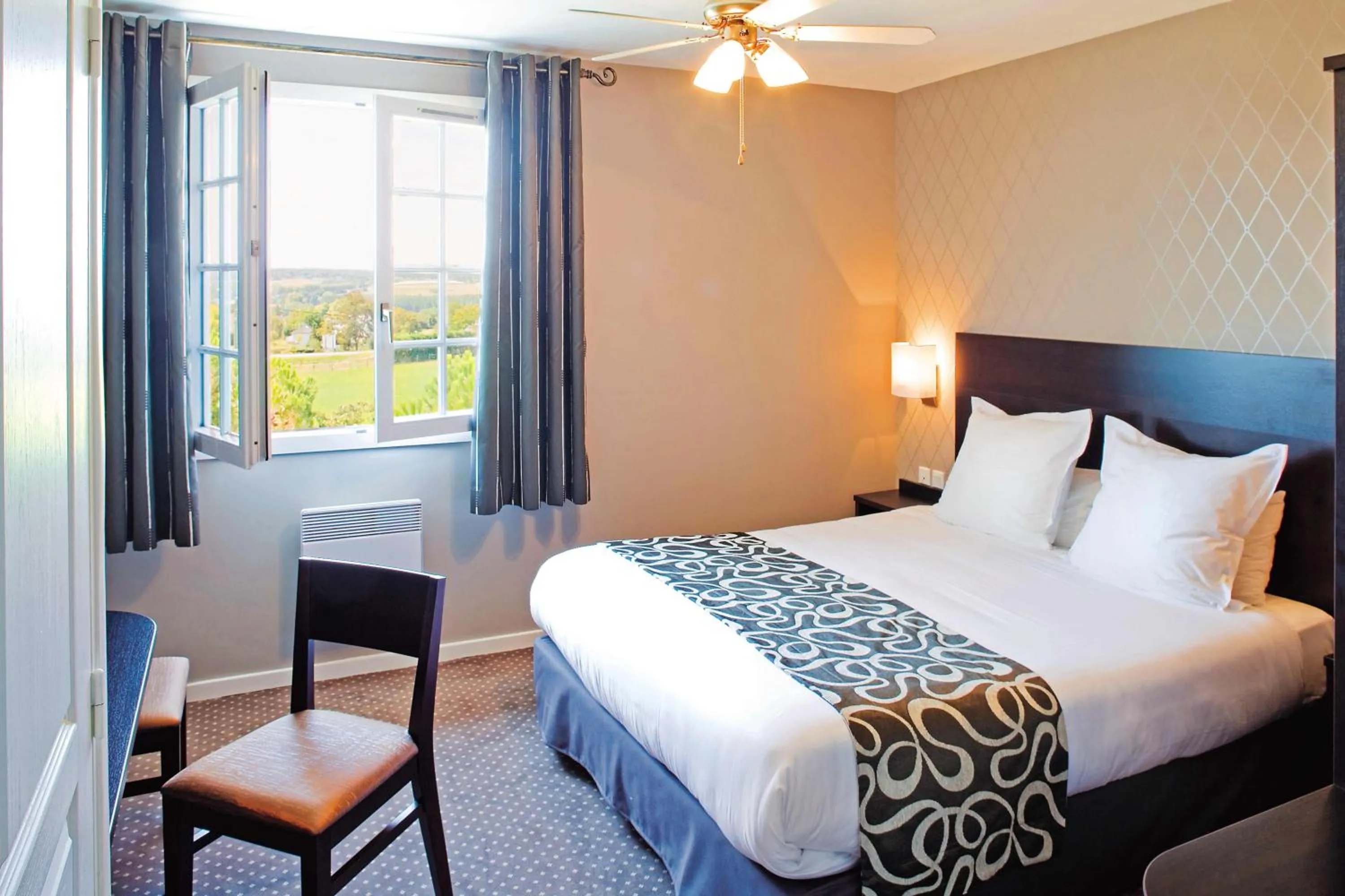 Bed in Logis Hôtel Restaurant des Châteaux