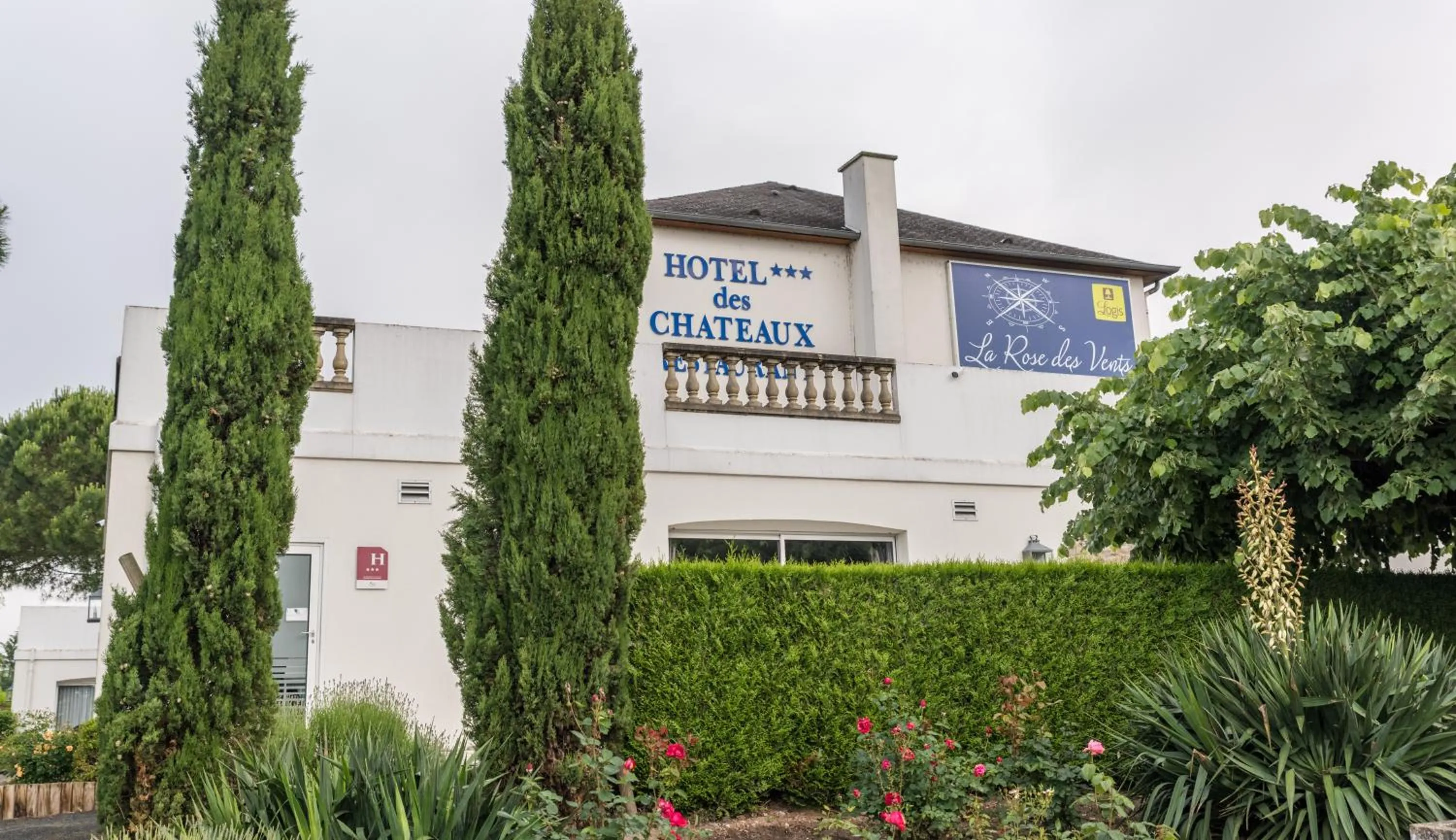 Facade/entrance in Logis Hôtel Restaurant des Châteaux