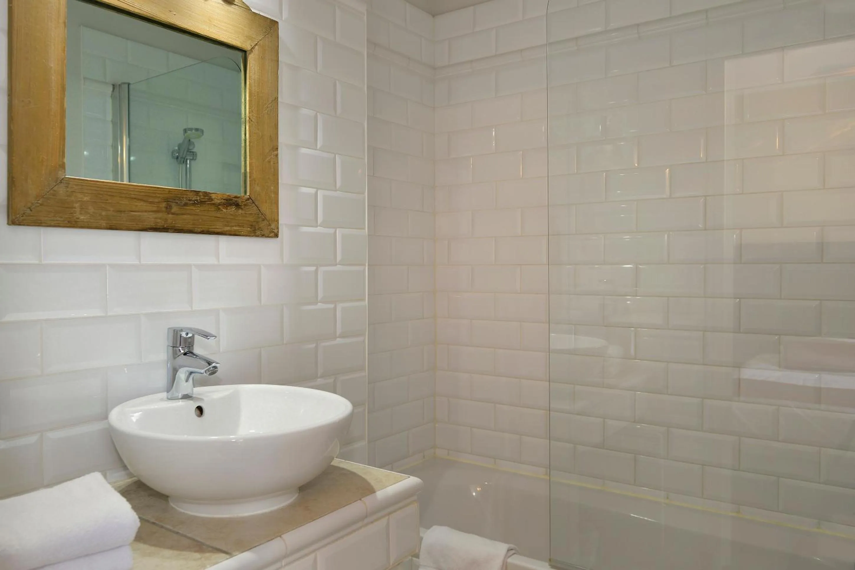 Bed in Logis Hôtel Restaurant des Châteaux