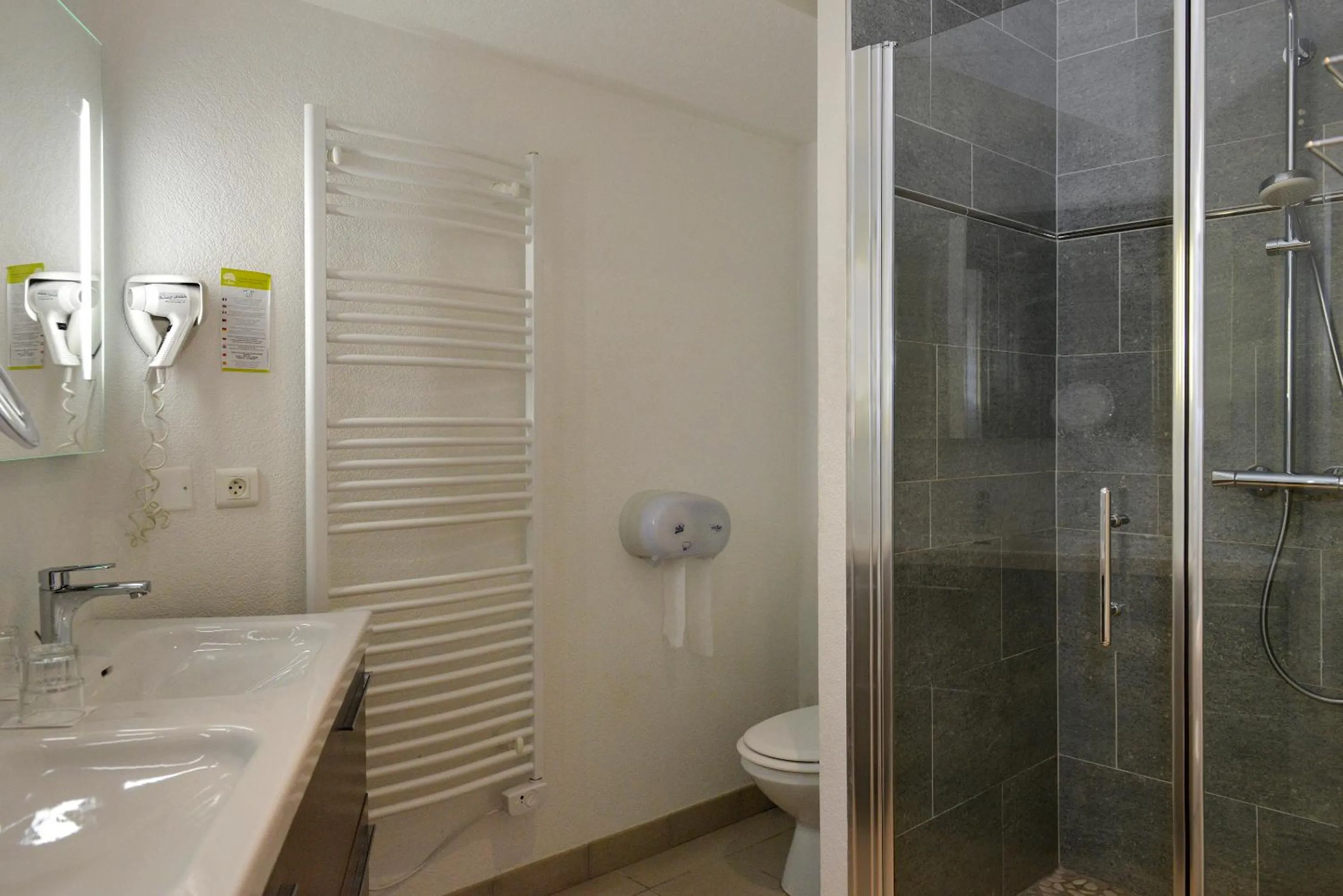 Bed in Logis Hôtel Restaurant des Châteaux