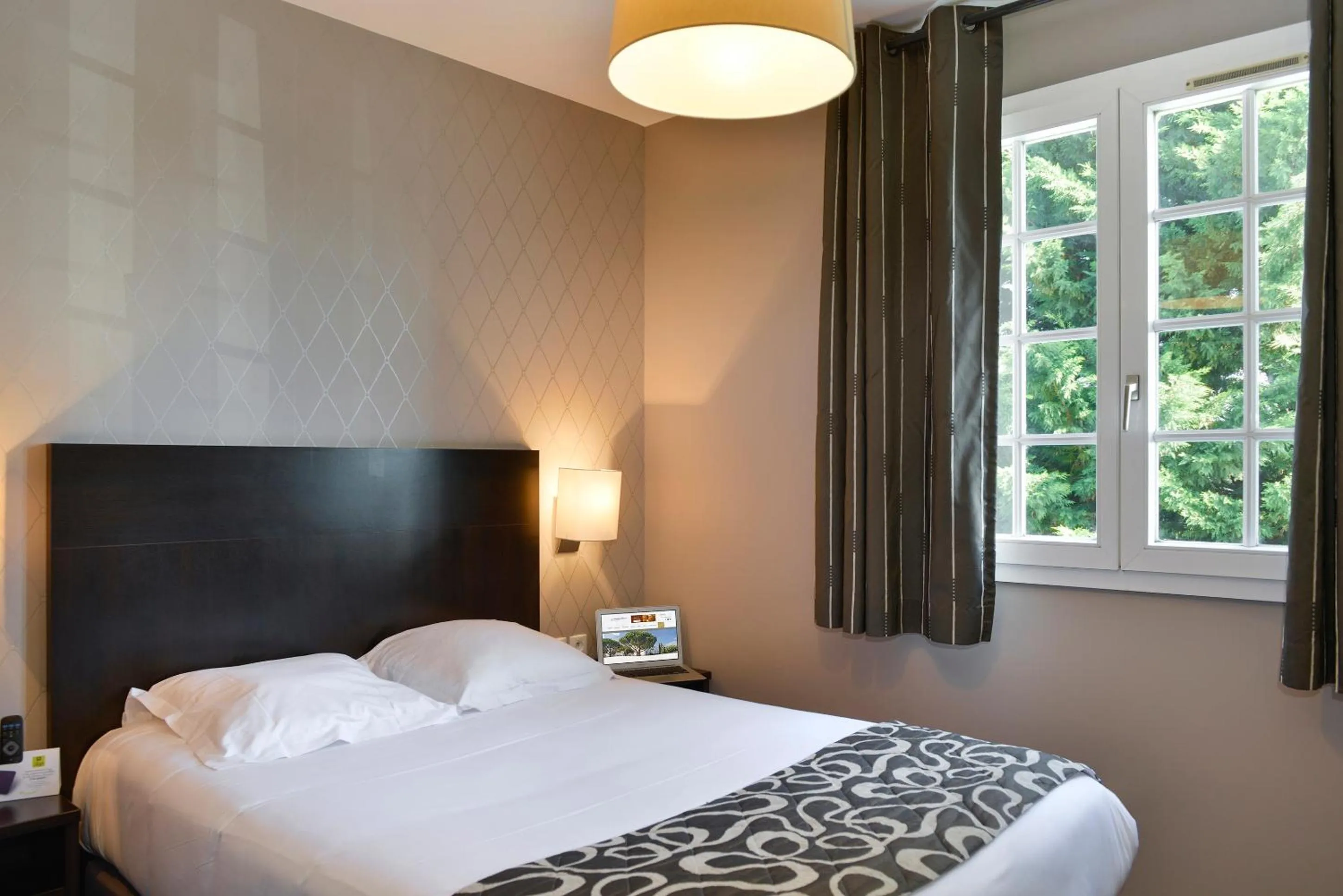 Bed in Logis Hôtel Restaurant des Châteaux