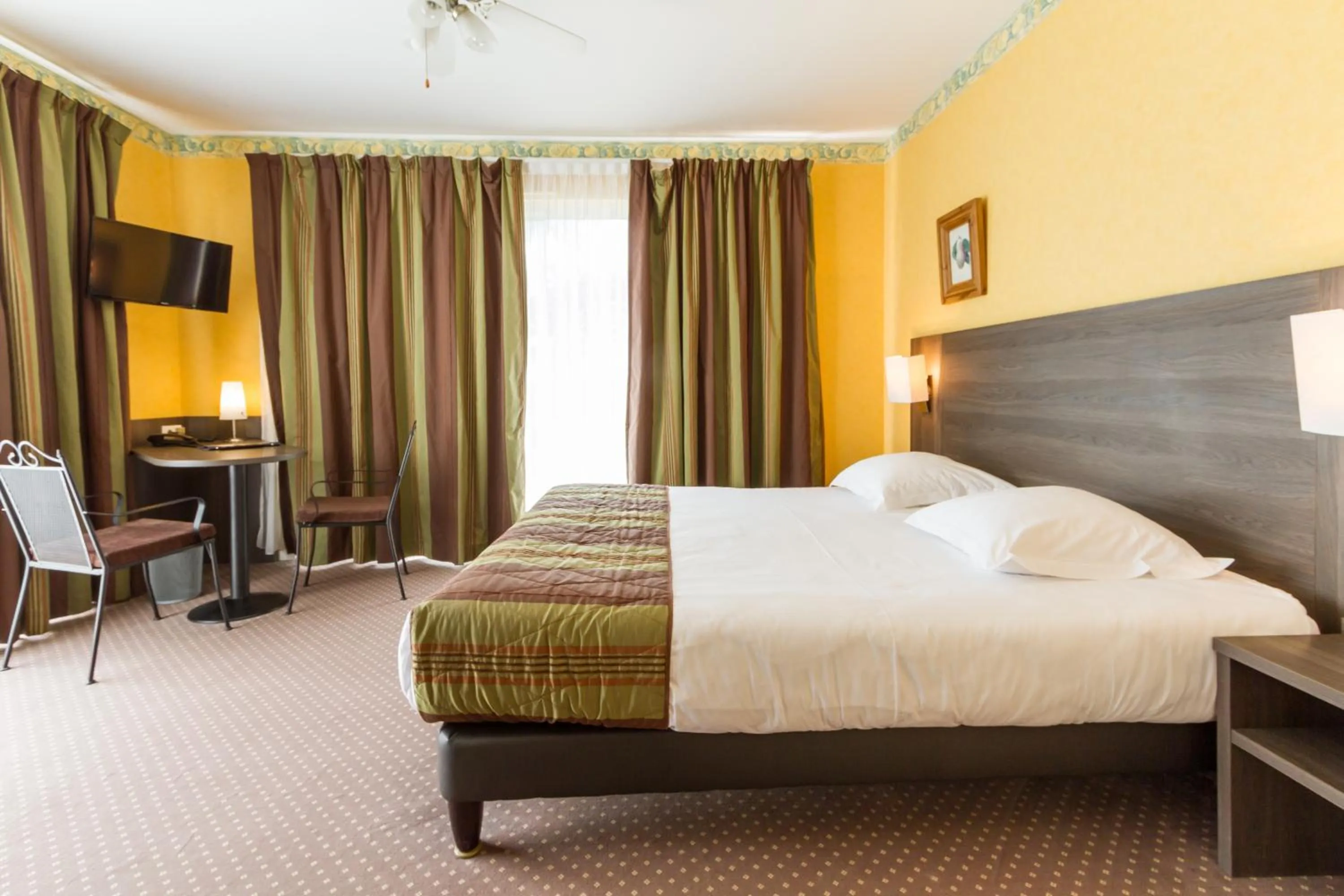 Bed in Logis Hôtel Restaurant des Châteaux