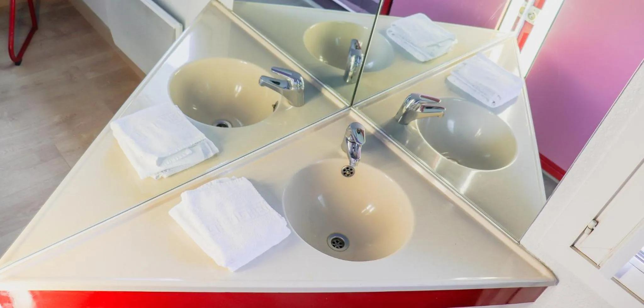 Bathroom in Hoteleco Sud Agen Autoroute