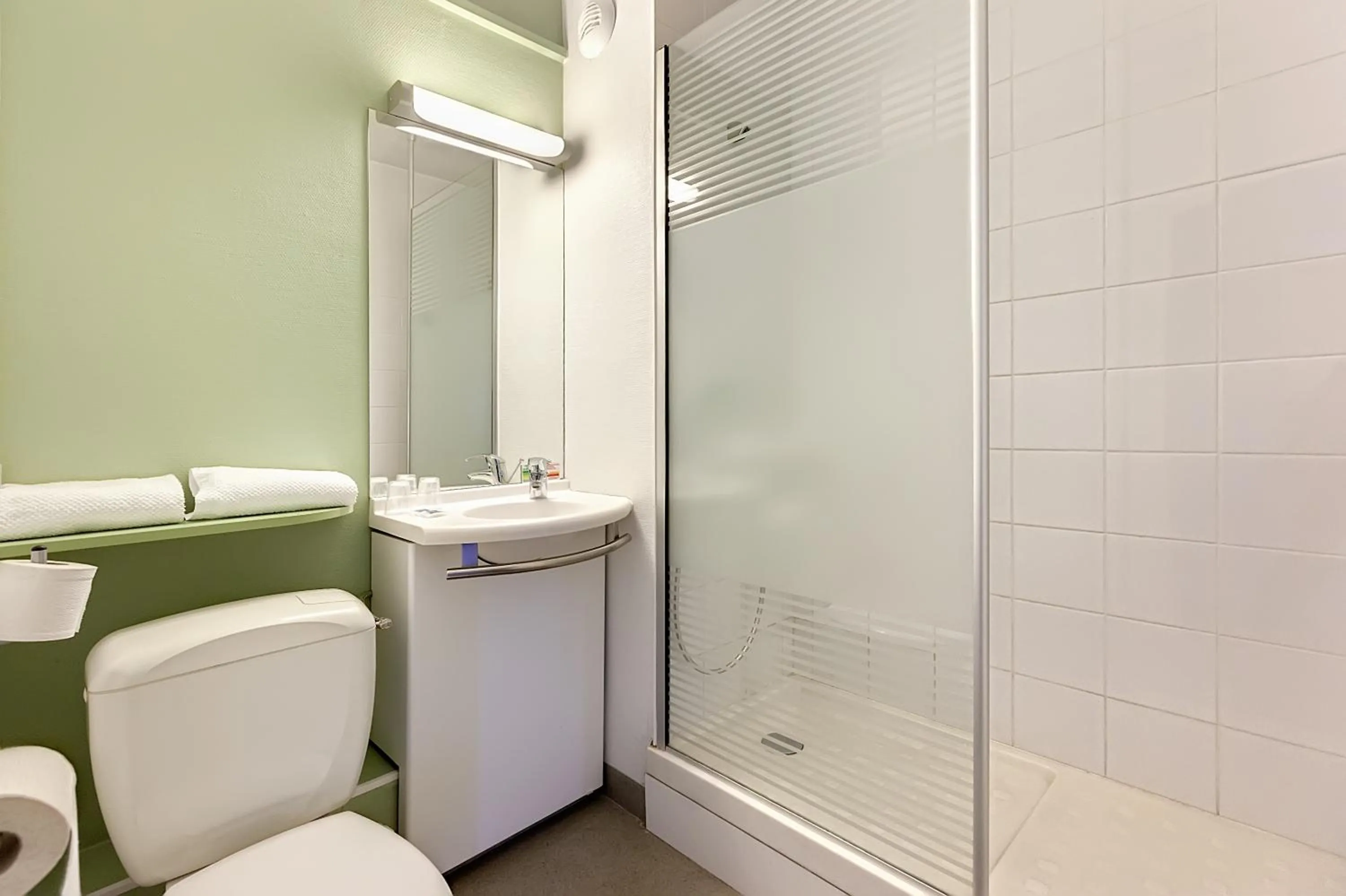 Bathroom in Ibis Budget Agen
