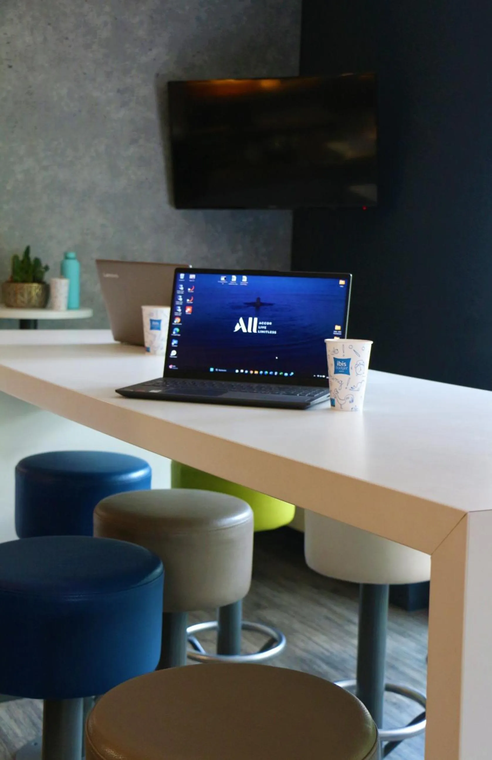 Seating area in Ibis Budget Agen