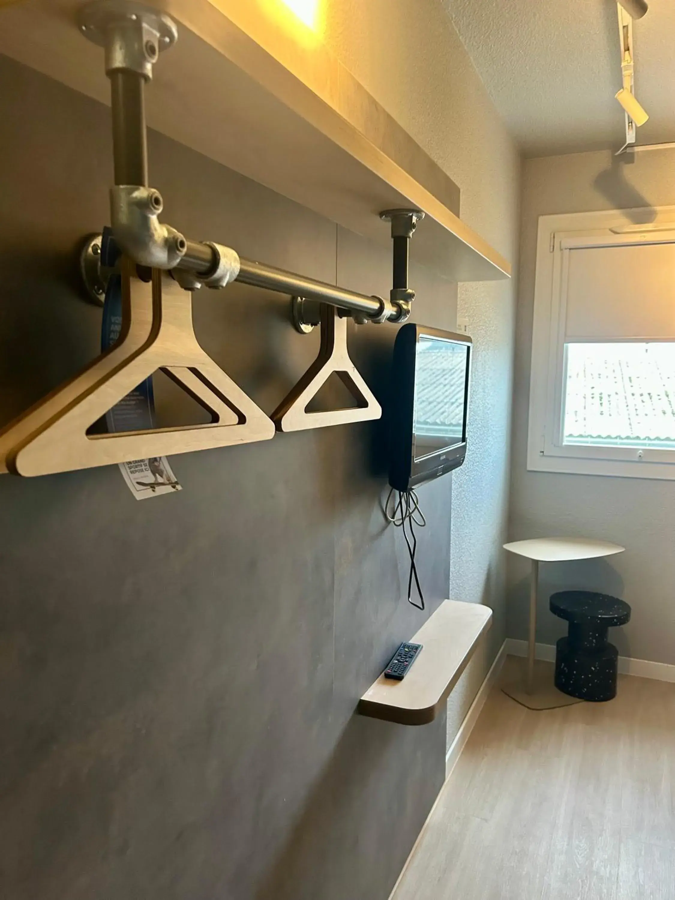 Room with a Double Bed and One Single Bed in Ibis Budget Agen Room with a Double Bed and One Single Bed in Ibis Budget Agen